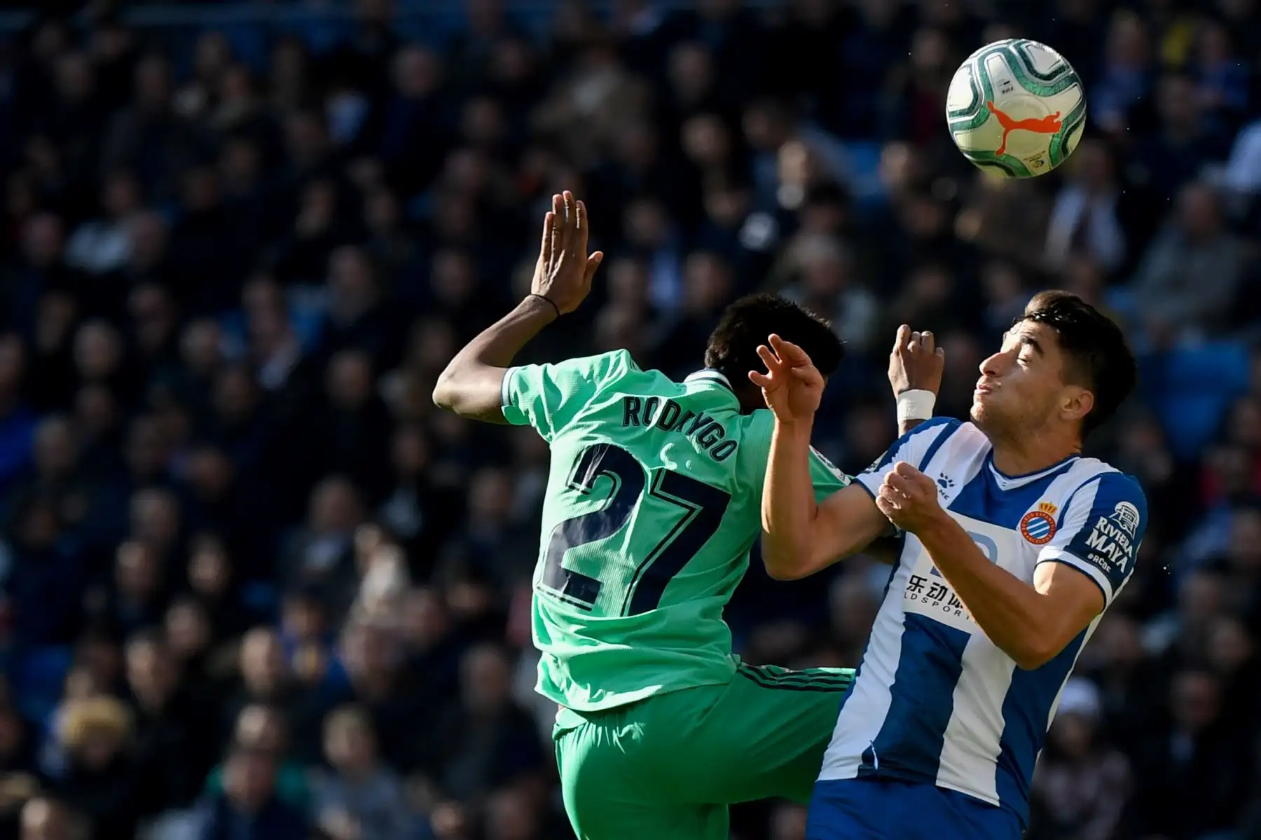 El delantero brasileño del Real Madrid Rodrygo compite con el centrocampista español del Espanyol Marc Roca durante el partido de fútbol de la Liga española entre el Real Real Madrid CF y el RCD Espanyol.
Foto: AFP