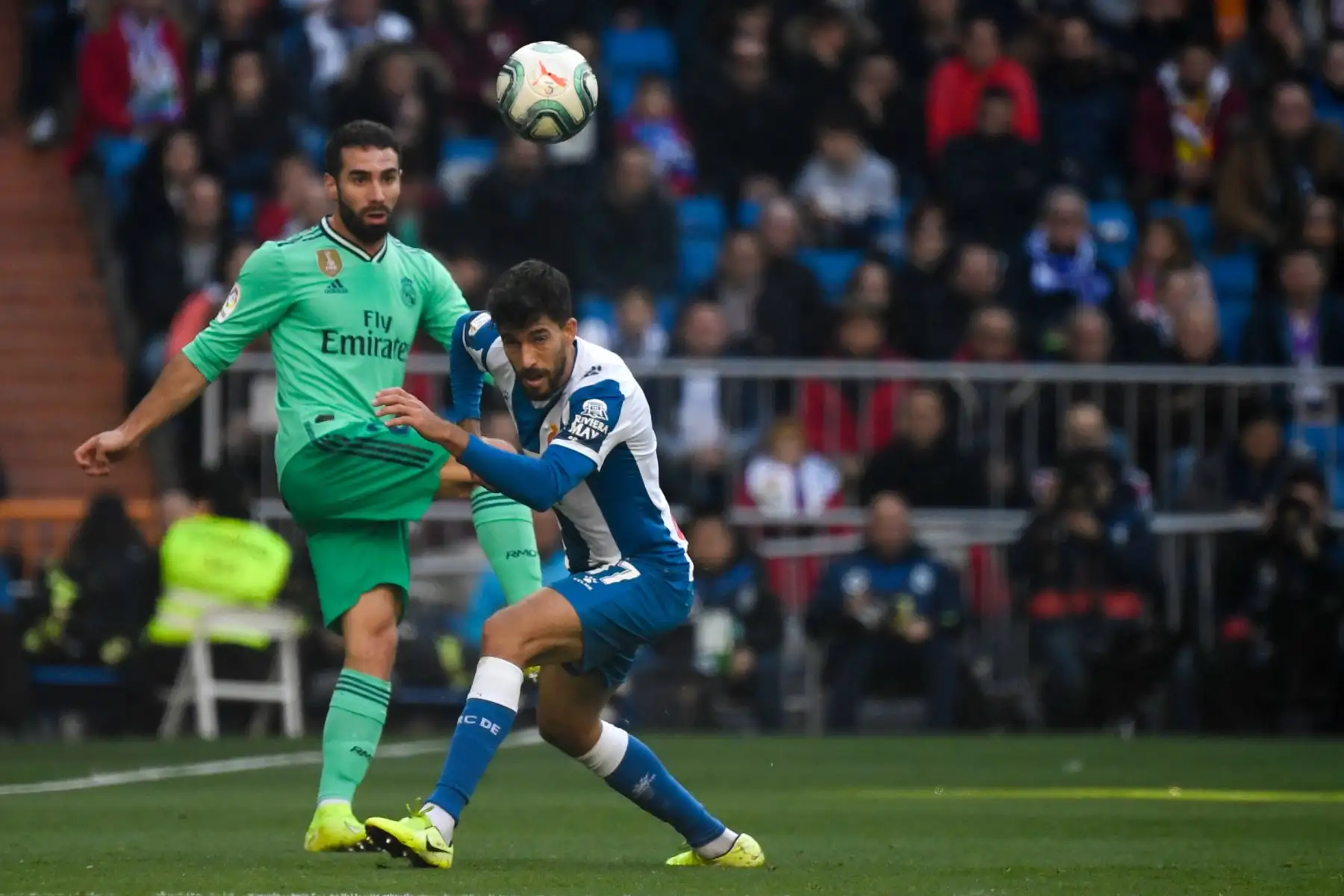 El defensor español del Real Madrid Dani Carvajal  compite con el defensor español del Espanyol Didac Vila durante el partido de fútbol de la Liga española entre el Real Real Madrid CF y el RCD Espanyol.
Foto: AFP