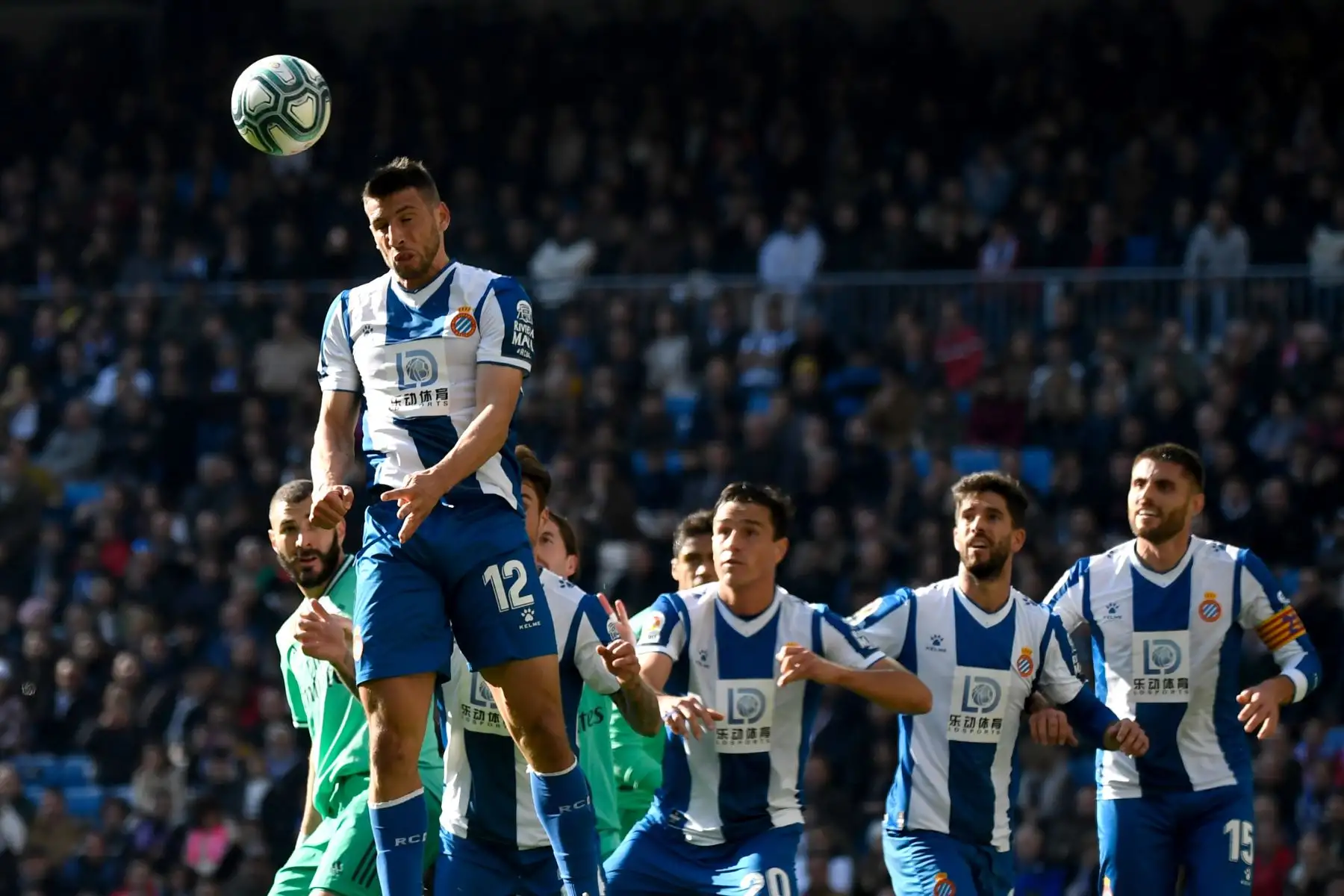El delantero argentino del Espanyol Jonathan Calleri encabeza el balón durante el partido de fútbol de la Liga española entre el Real Real Madrid CF y el RCD Espanyol.
Foto: AFP