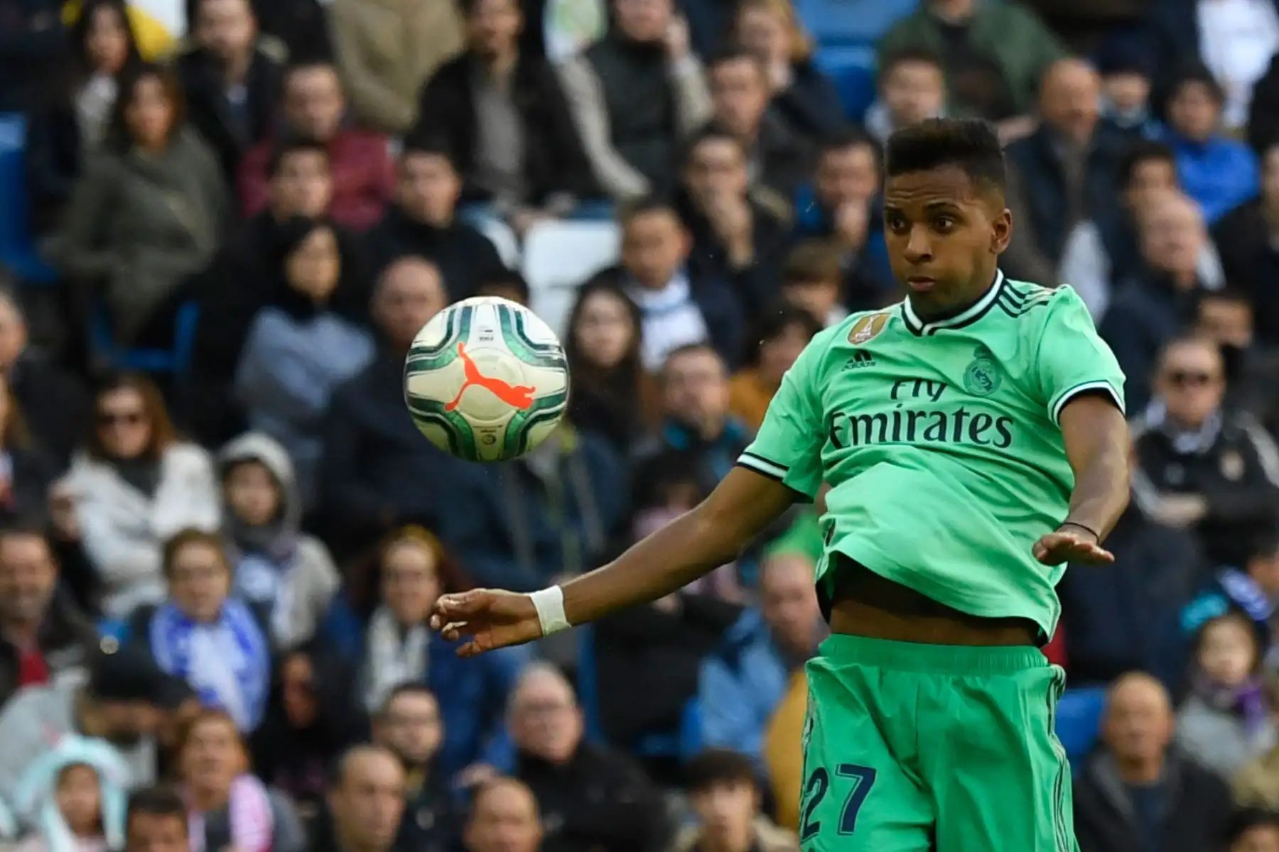El delantero brasileño del Real Madrid, Rodrygo, controla el balón durante el partido de fútbol de la Liga española entre el Real Real Madrid CF y el RCD Espanyol.
Foto: AFP