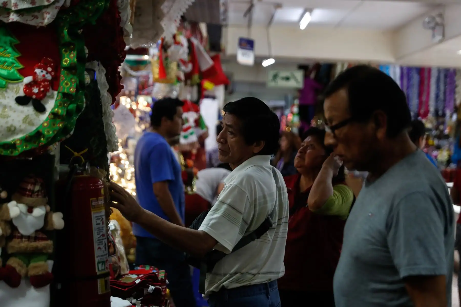 Limeños ya viven el ambiente navideño en Mesa Redonda.
Foto: ANDINA/Renato Pajuelo