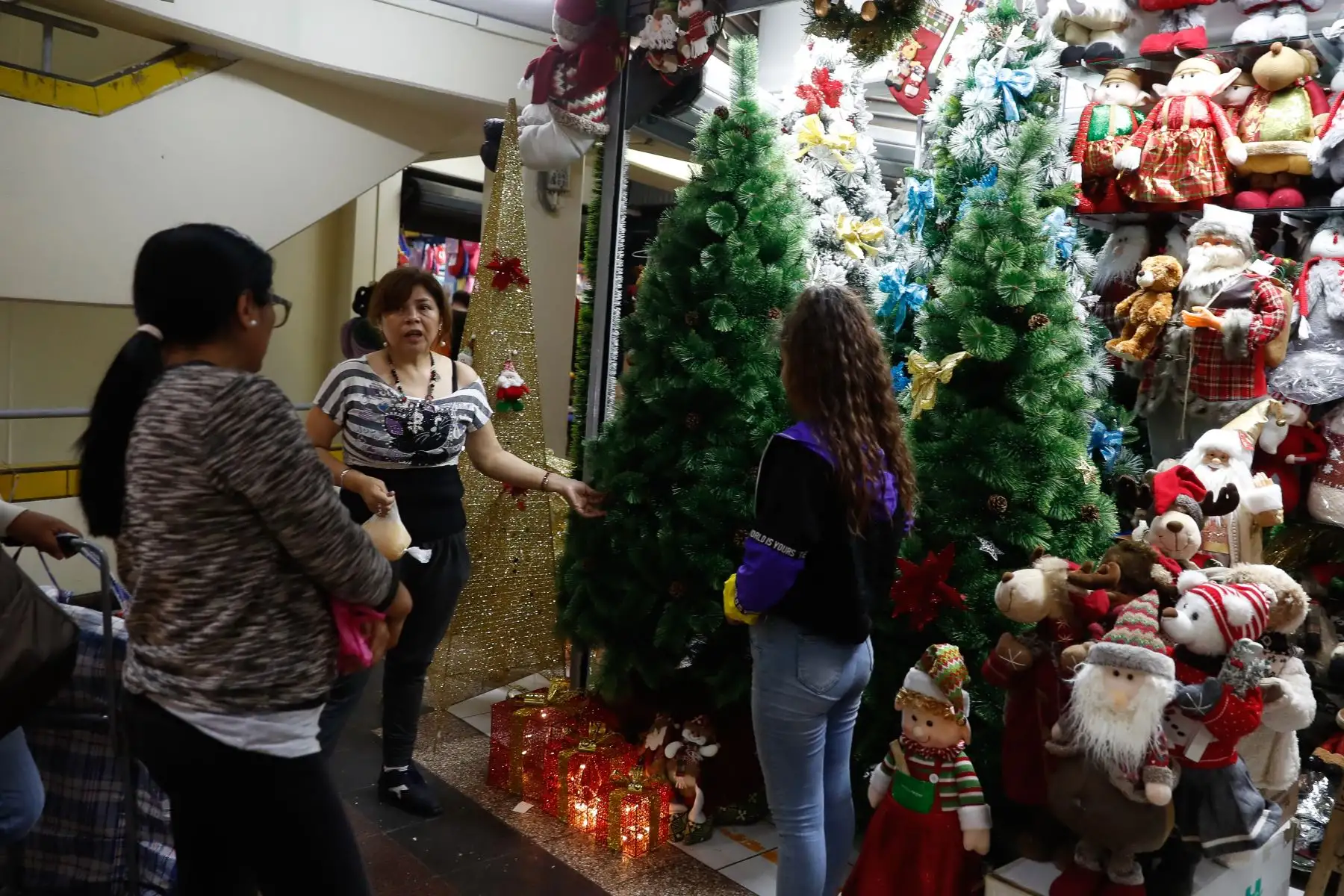 Limeños ya viven el ambiente navideño en Mesa Redonda.
Foto: ANDINA/Renato Pajuelo