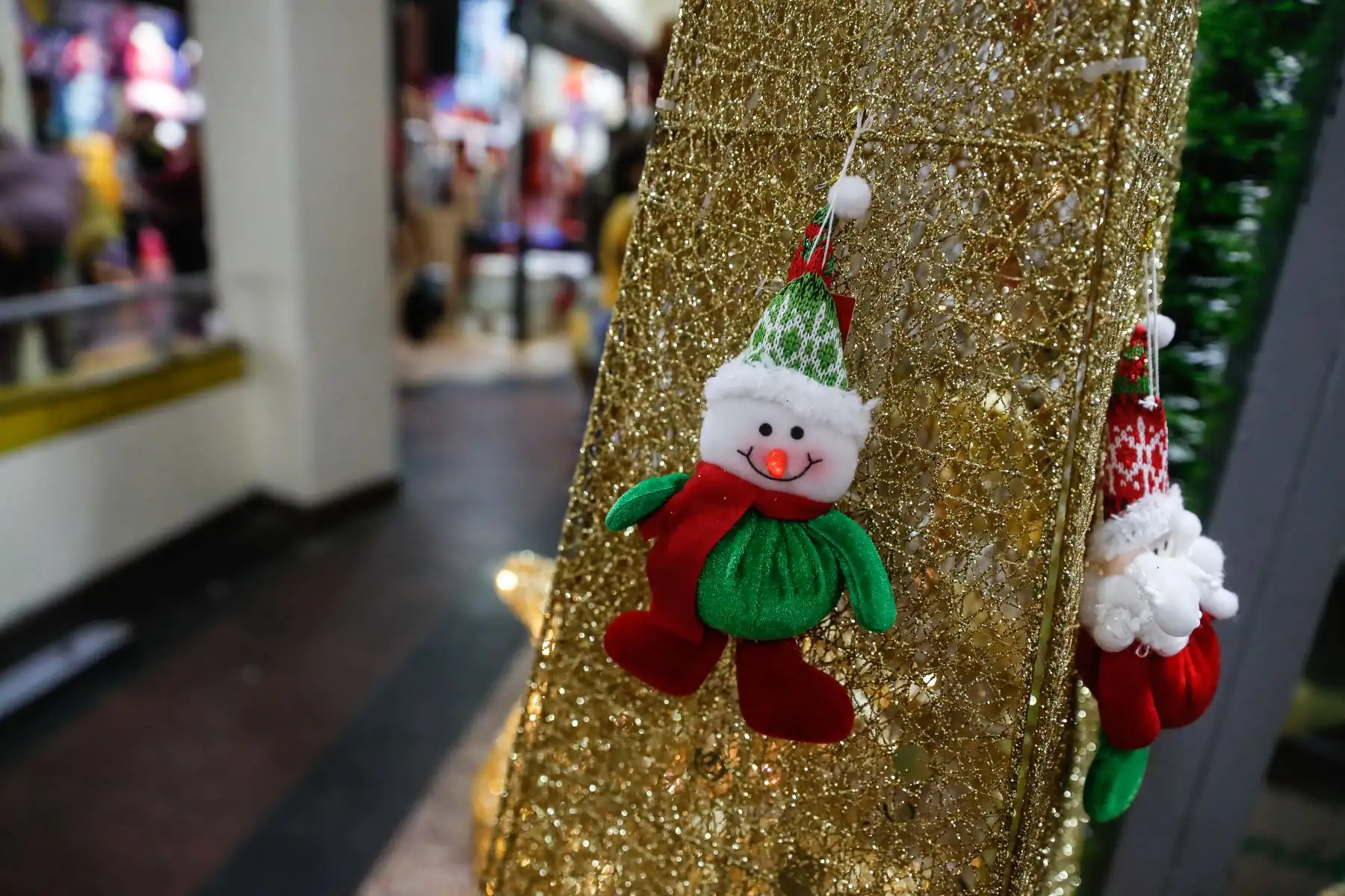 Limeños ya viven el ambiente navideño en Mesa Redonda.
Foto: ANDINA/Renato Pajuelo