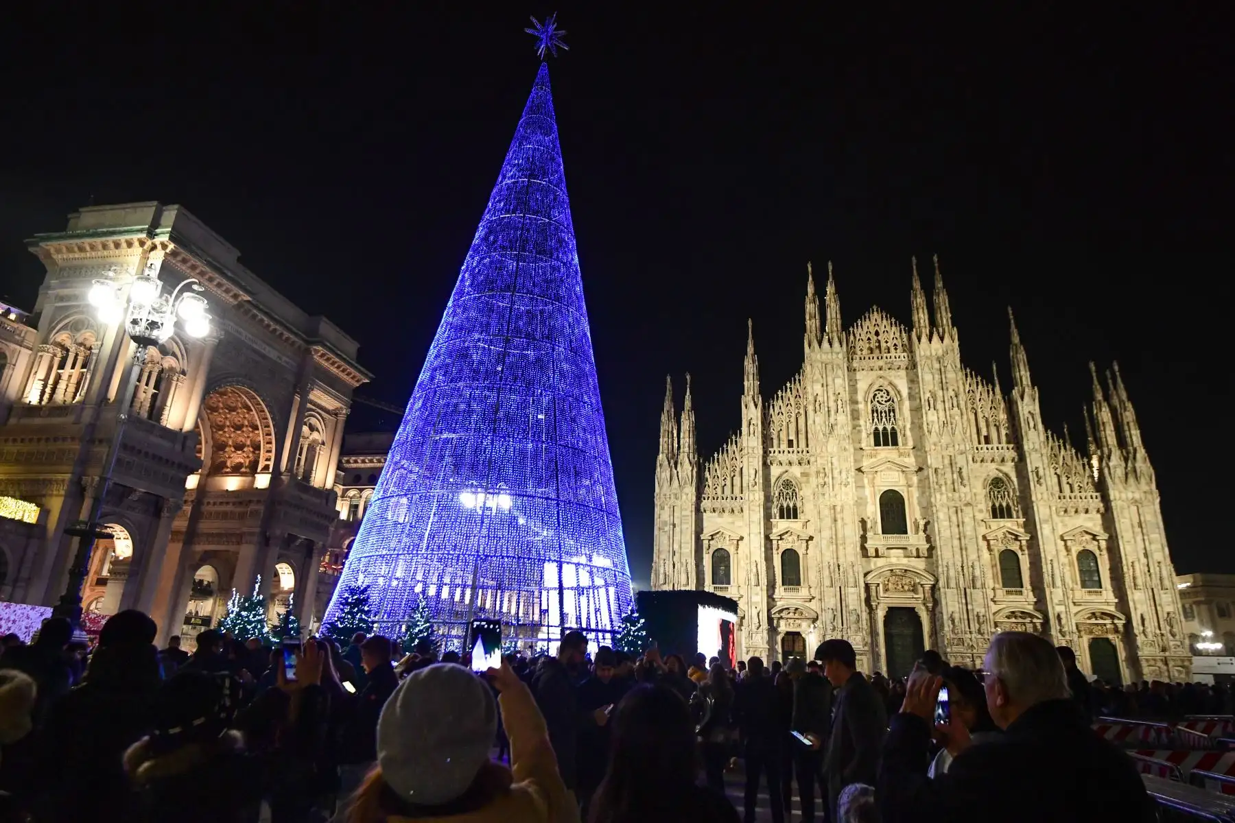 Las personas se reúnen junto a un árbol de Navidad gigante y ligero en la Plazza del Duomo de Milán-Italia.
Foto: AFP