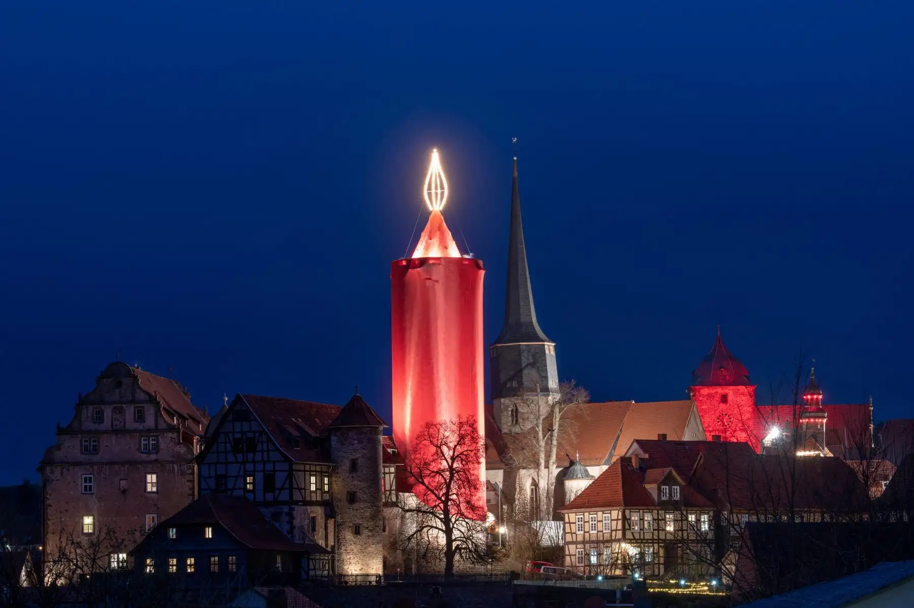 Una torre hecha como una vela gigante en Schlitz, Alemania central, como parte de las celebraciones navideñas.
Foto: AFP