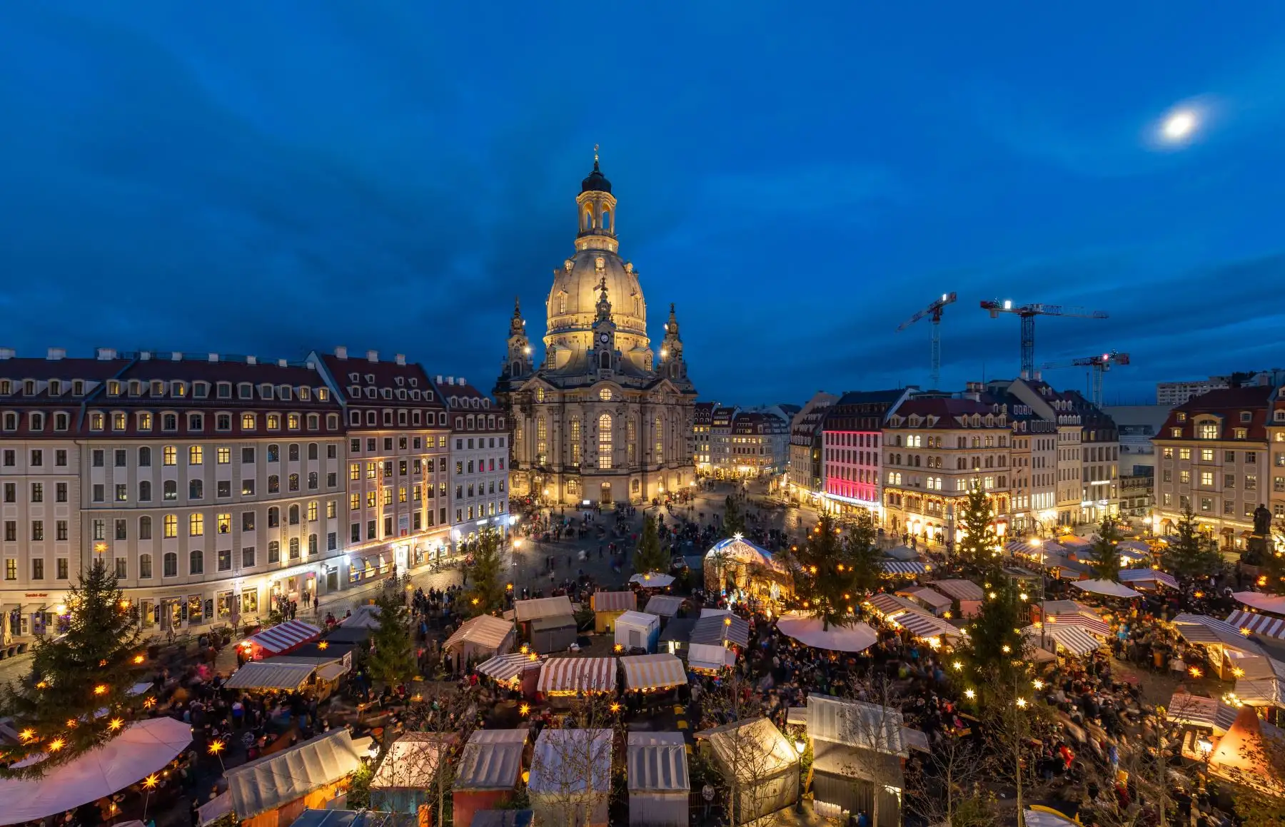La iluminada Frauenkirche (Iglesia de Nuestra Señora) se puede ver en la plaza Neumarkt mientras los visitantes se agolpan en el tradicional mercado navideño en Dresden, Alemania oriental.
Foto: AFP
