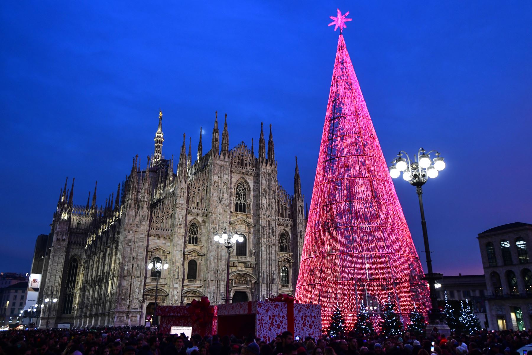 Las personas se reúnen junto a un árbol de Navidad gigante y ligero en la Plazza del Duomo de Milán-Italia.
Foto: AFP