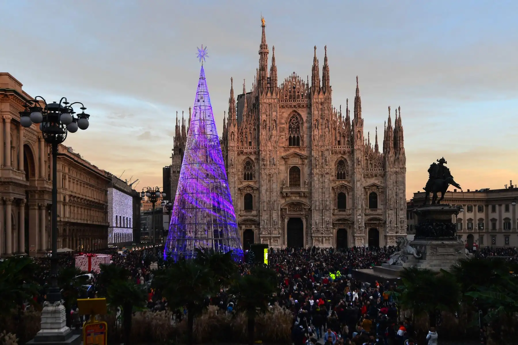 Las personas se reúnen junto a un árbol de Navidad gigante y ligero en la Plazza del Duomo de Milán-Italia.
Foto: AFP