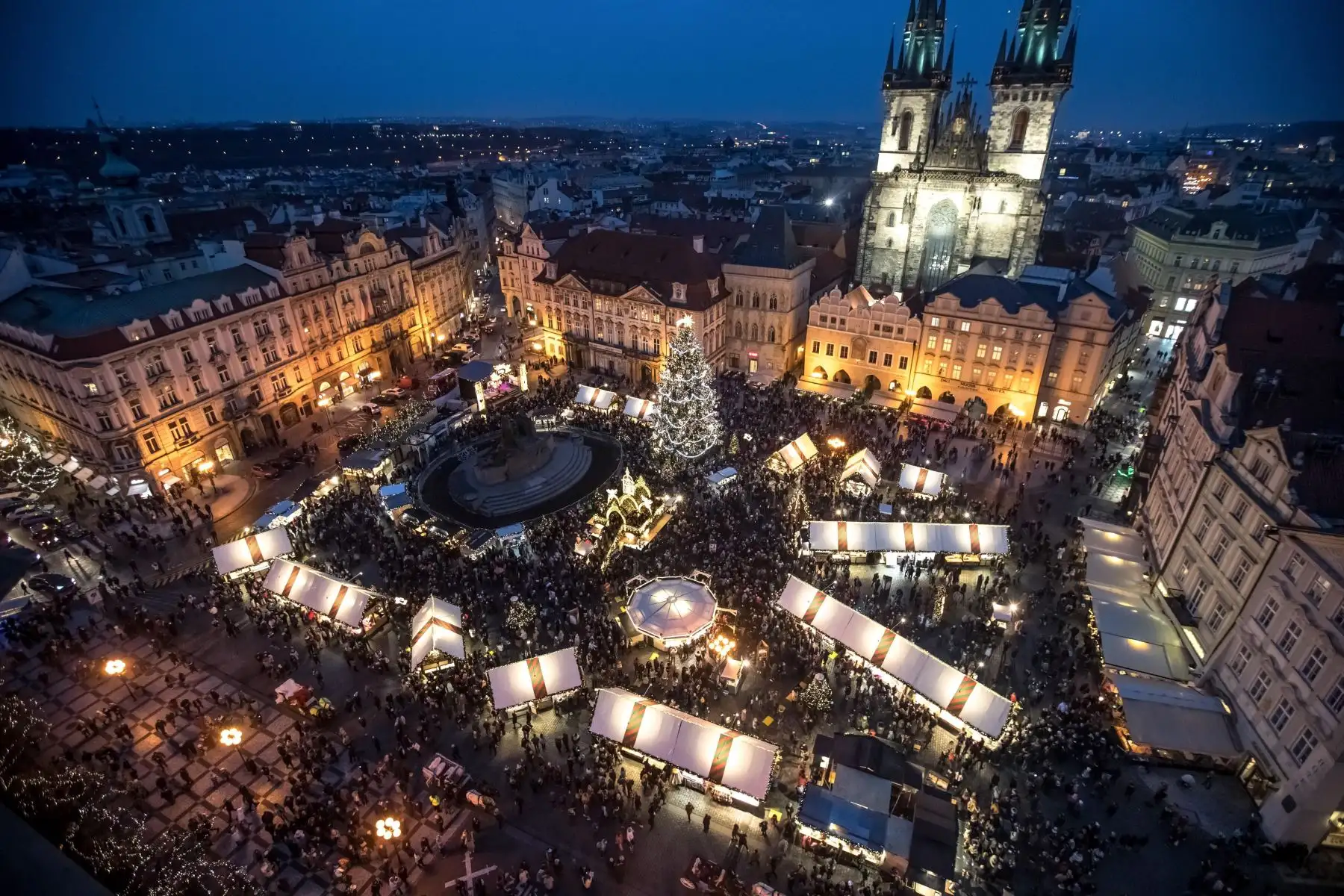 Vista general de la Plaza de la Ciudad Vieja con el mercado navideño instalado, en Praga (República Checa)
Foto: EFE