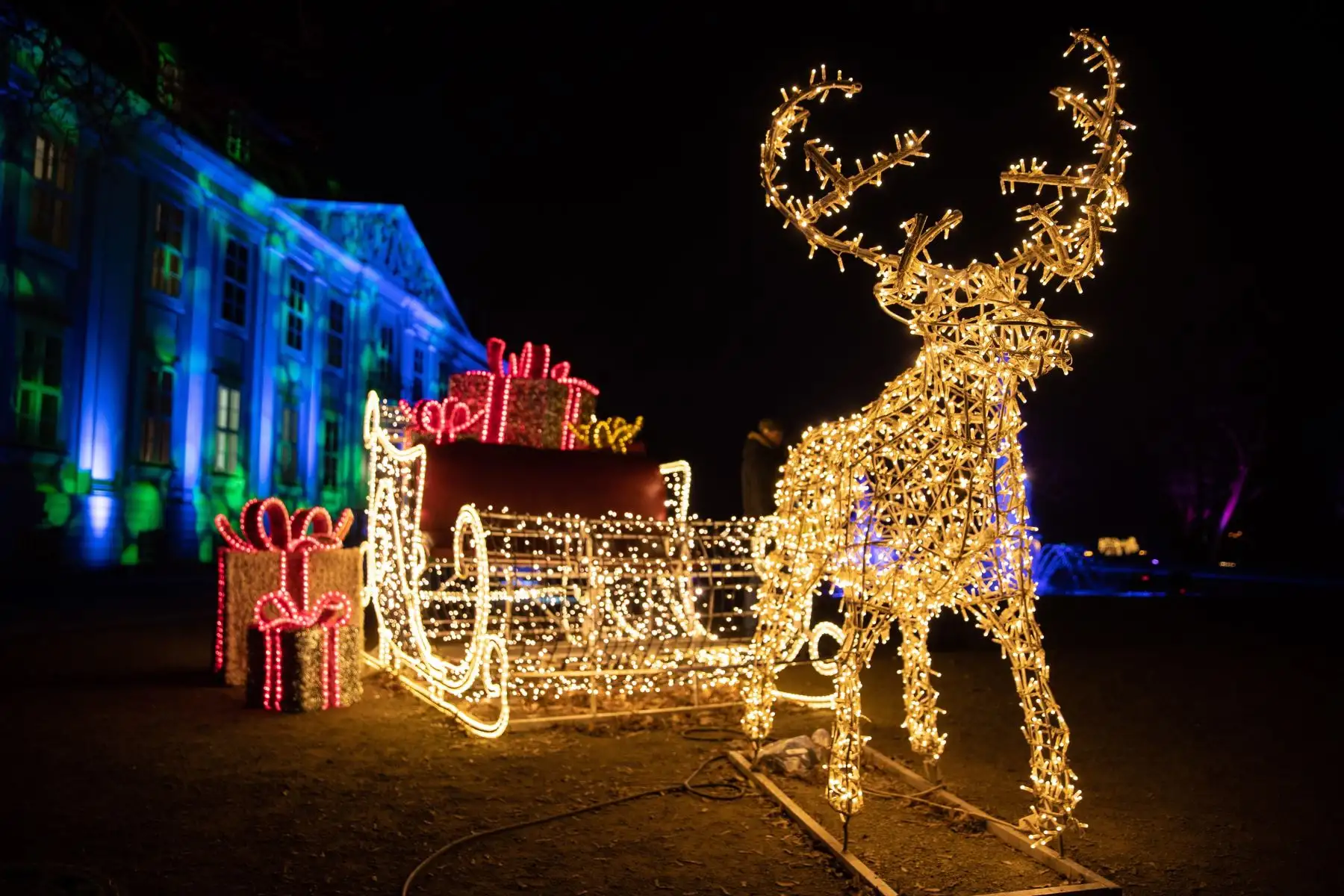 Vista de la instalación navideña iluminada frente al palacio Friedrichsfelde de Berlín (Alemania).
Foto: EFE