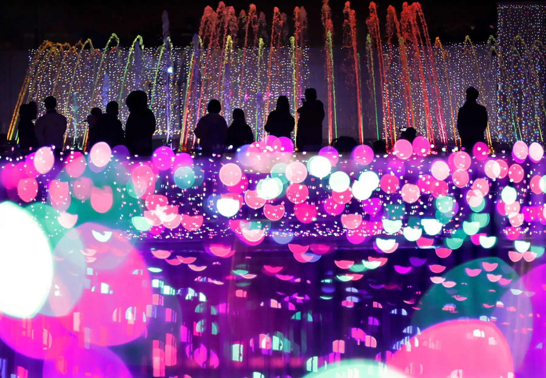 Varias personas observan la decoración navideña de un parque de atracciones de Tokio (Japón).
Foto: EFE