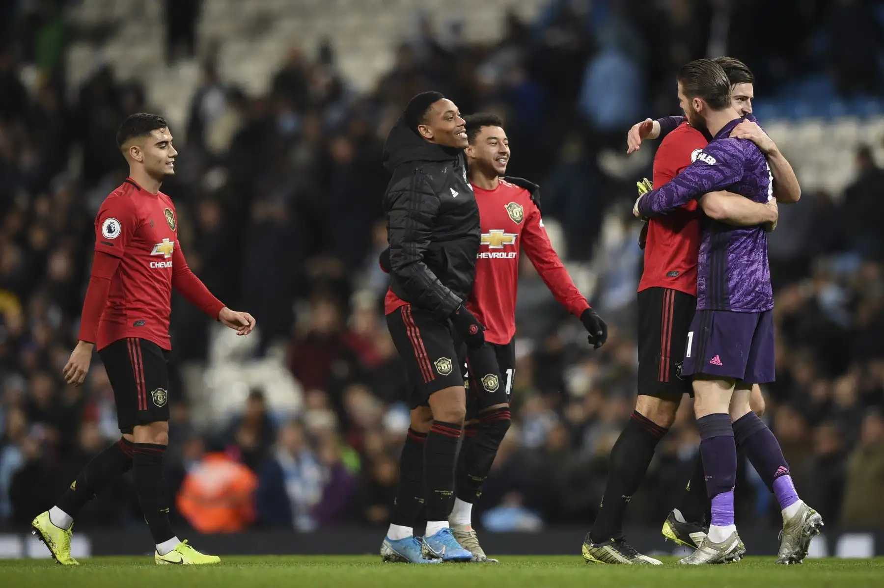 El defensor inglés del Manchester United Ashley Young, el portero español del Manchester United David de Gea y el delantero inglés del Manchester United Marcus Rashford celebran la victoria al final del partido de fútbol de la Premier League inglesa entre el Manchester City y el Manchester United.
Foto: AFP