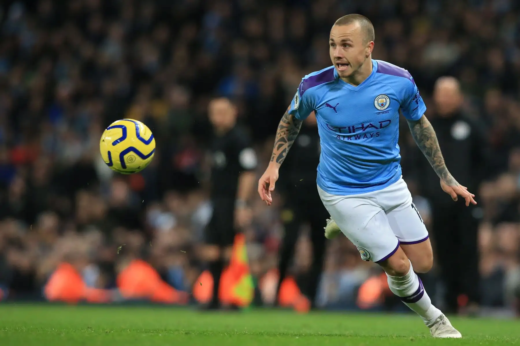 El defensor español del Manchester City, Angelino, juega el balón durante el partido de fútbol de la Premier League inglesa entre el Manchester City y el Manchester United.
Foto: AFP