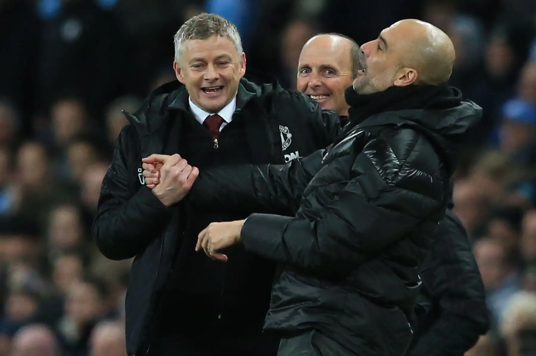 El manager noruego del Manchester United, Ole Gunnar Solskjaer , bromea con el manager español del Manchester City Pep Guardiola  durante el partido de fútbol de la Premier League inglesa entre el Manchester City y el Manchester United.
Foto: AFP