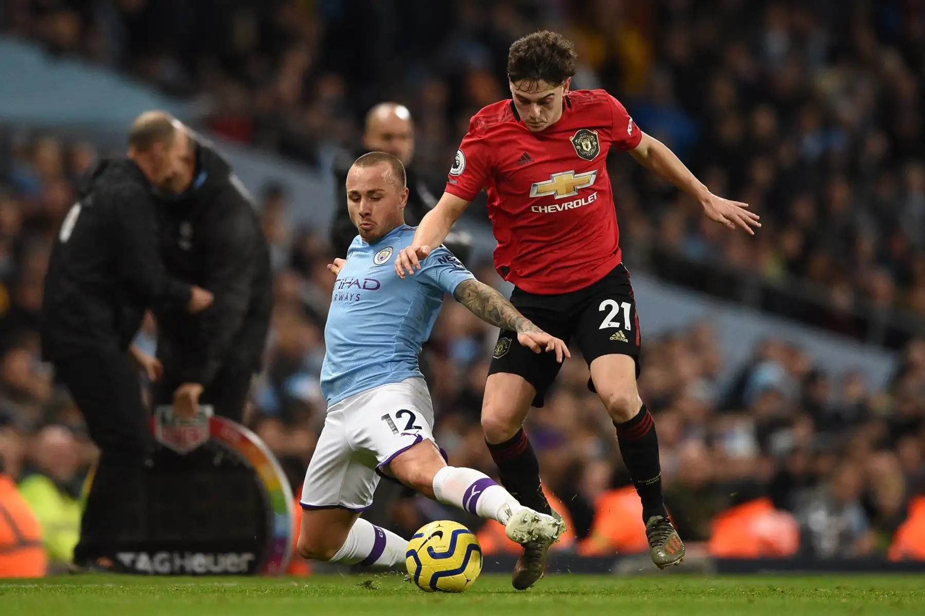 El centrocampista galés del Manchester United Daniel James es abordado por el defensor español del Manchester City Angelino durante el partido de fútbol de la Premier League inglesa entre el Manchester City y el Manchester United.
Foto:AFP