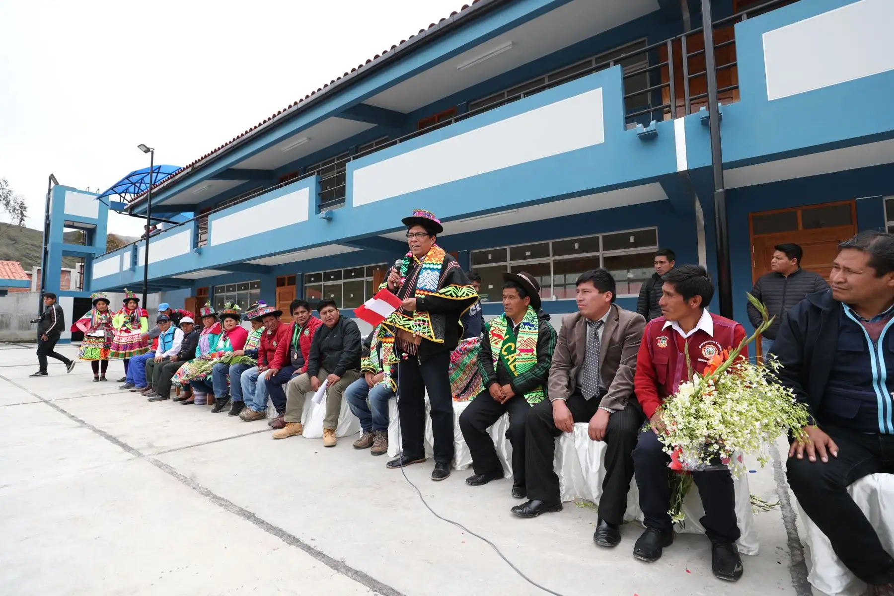 El jefe del Gabinete Ministerial, Vicente Zeballos, se trasladó a la comunidad de Huaynacancha para supervisar las nuevas instalaciones de la Institución educativa 17 de Mayo.Foto: ANDINA/PCM