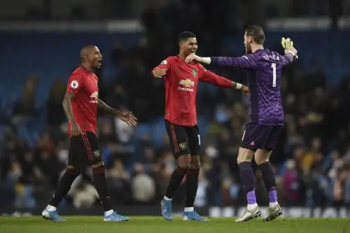 En el partido que enfrento a los Manchester hubo escenas descalificadoras en las tribunas