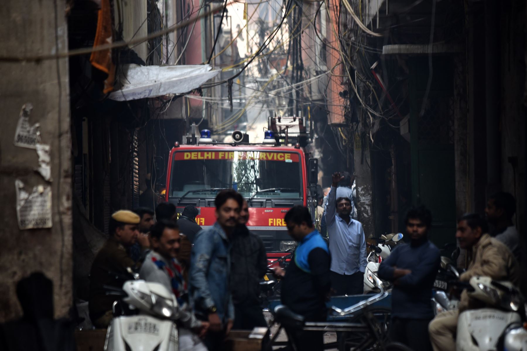El incendio de una fábrica en Nueva Delhi, India, dejó al menos 43 muertos. Foto: AFP