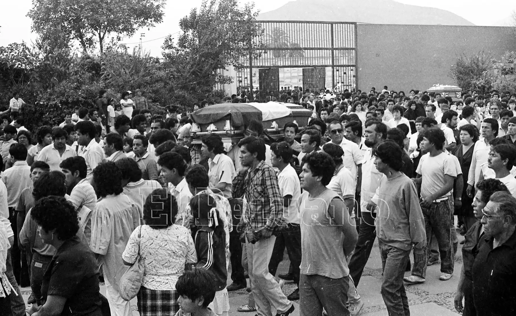 Lima - 11 diciembre 1987 / Entierro de los restos de los futbolistas de Alianza Lima muertos en la tragedia del Fokker.Lima .Foto:ANDINA
