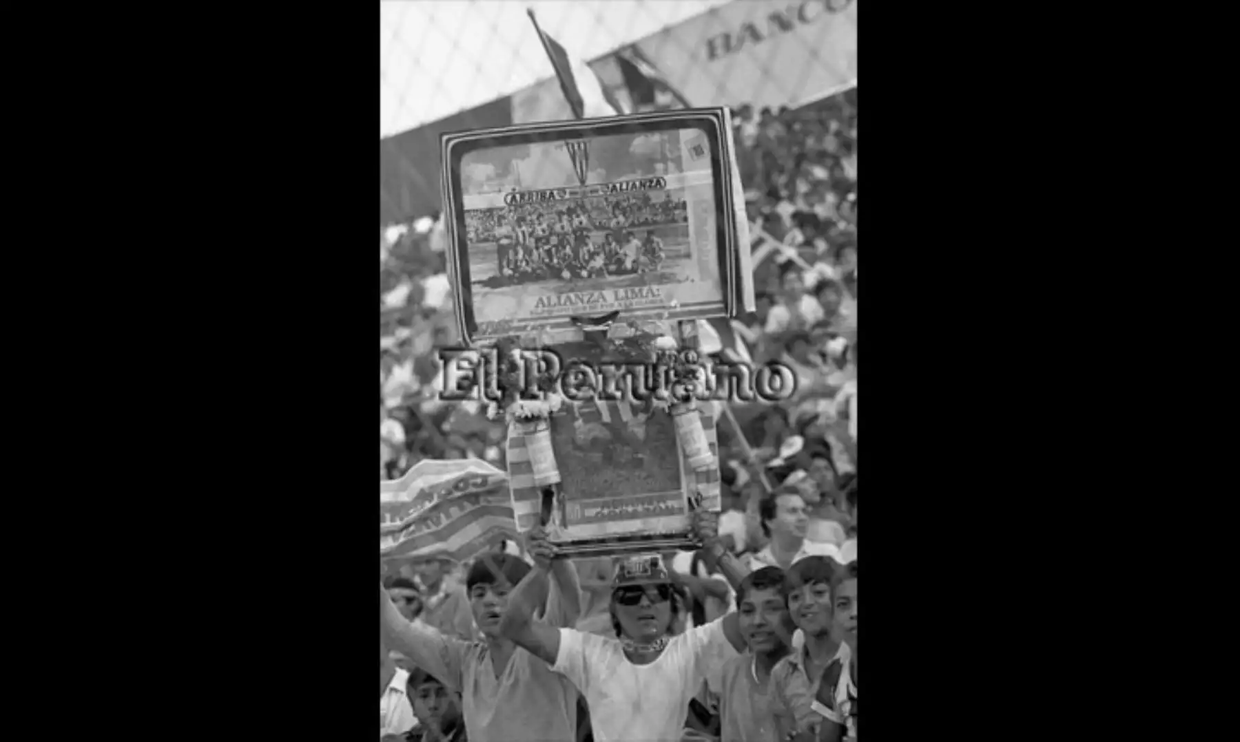 Lima - 17 diciembre 1987 / Un hincha de Alianza Lima portando imágenes de sus ídolos en el estadio Alejandro Villanueva. Alianza e Independiente de Avellaneda jugaron un partido internacional amistoso a beneficio de las víctimas del accidente aéreo donde desapareció el plantel principal del club íntimo. 
Foto: ARCHIVO HISTORICO DE EL PERUANO.