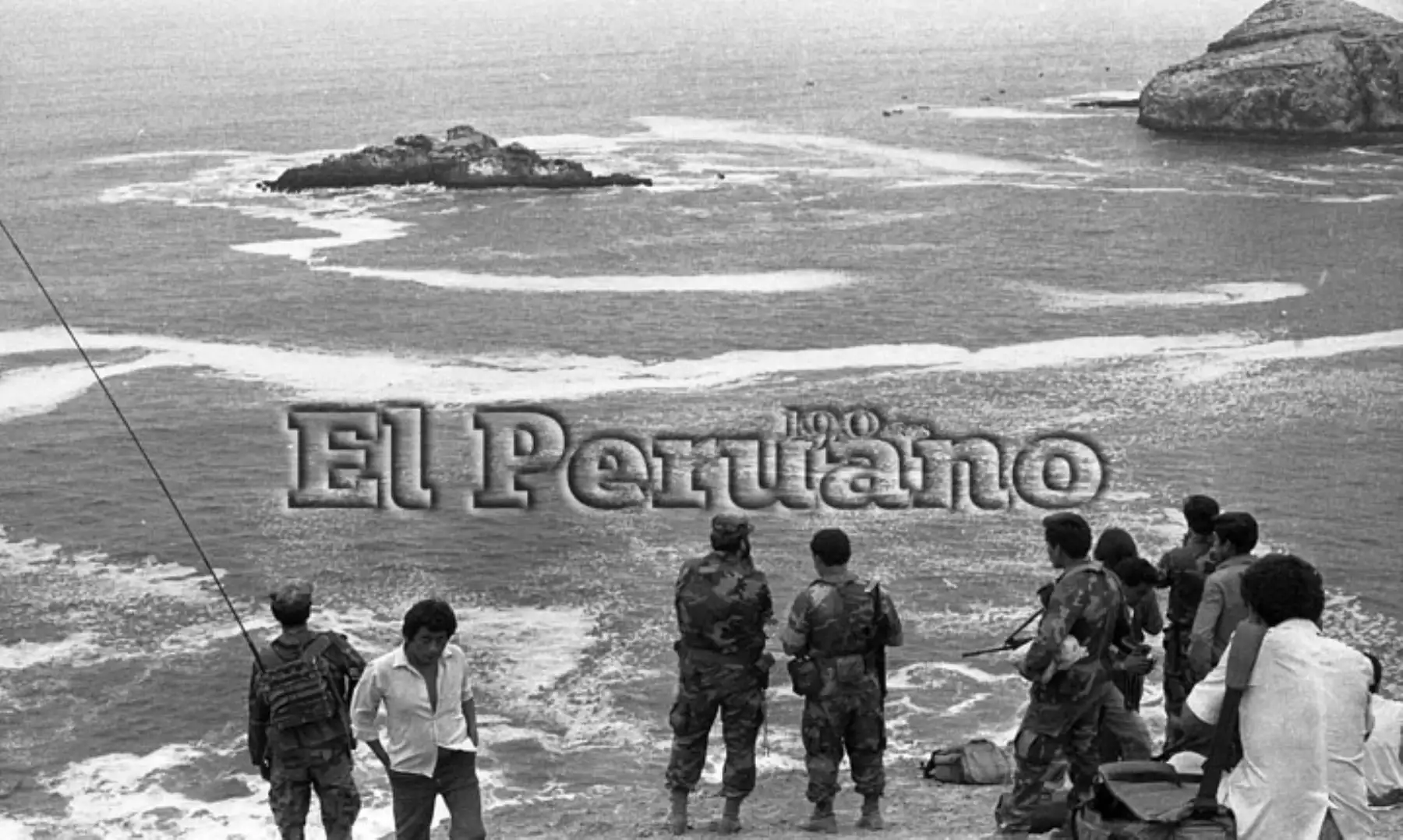 Callao - 9 diciembre 1987 / Efectivos de la Marina de Guerra del Perú inician las labores de rescate de las víctimas  del avión Fokker que trasladaba a los jugadores de Alianza Lima que cayó al mar de Ventanilla. 
Foto: ARCHIVO HISTORICO DE EL PERUANO