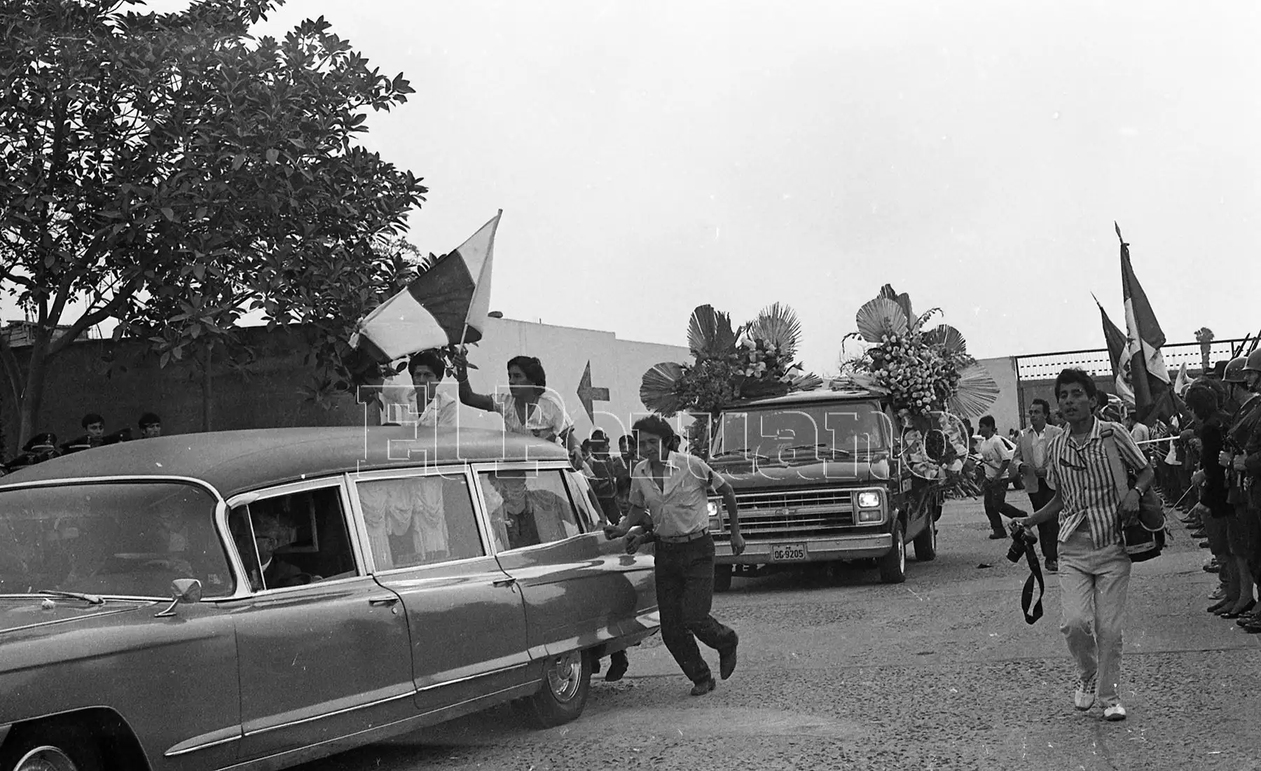Lima - 11 diciembre 1987 / Entierro de los restos de los futboilistas de Alianza Lima muertos en la tragedia del Fokker.Lima .Foto:ANDINA