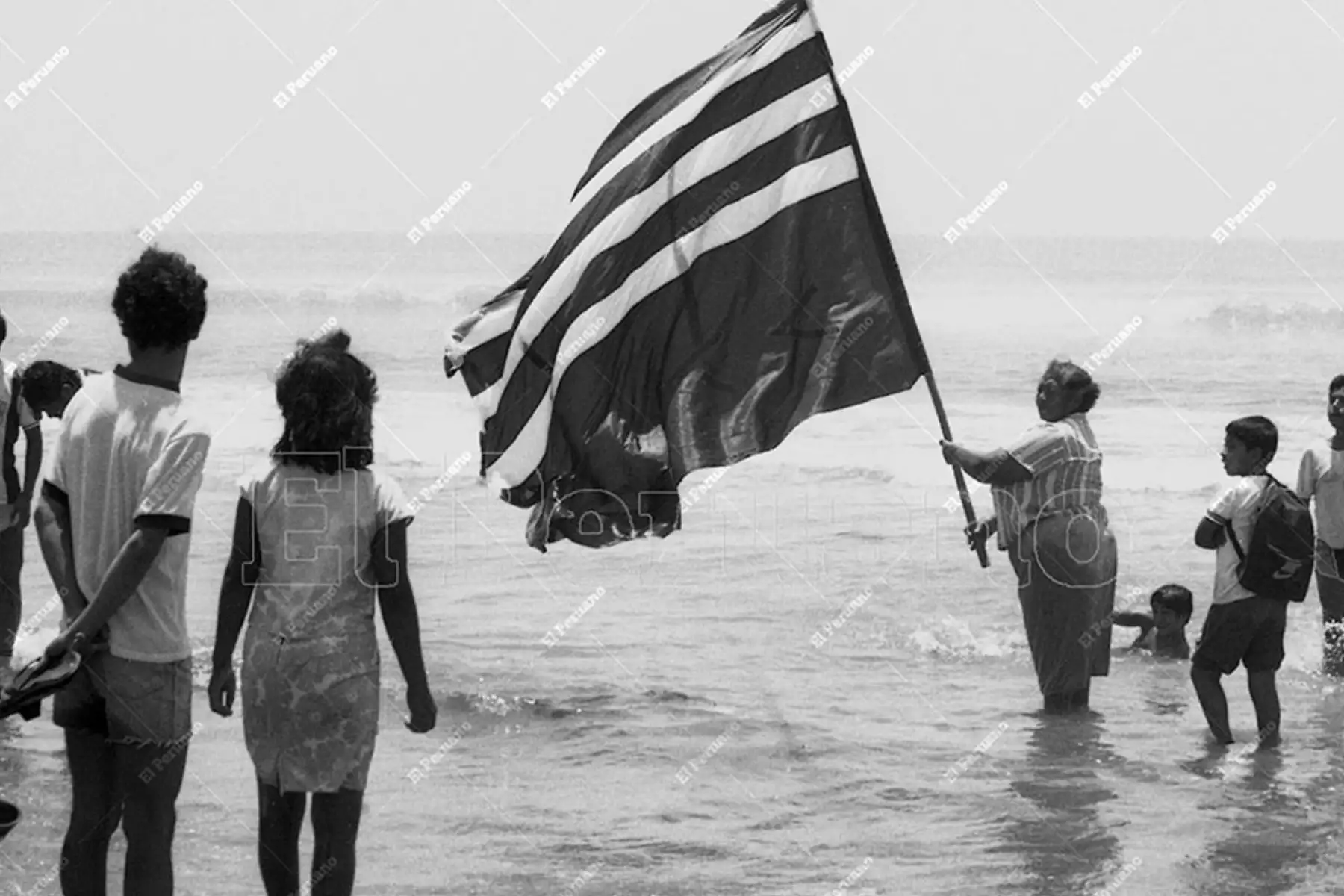 Callao - 9 diciembre 1987 / Familiares e hinchas llegan a la playa de Ventanilla, lugar donde cayó el avión Fokker que trasladaba a los jugadores de Alianza Lima. 
Foto: ARCHIVO HISTORICO DE EL PERUANO