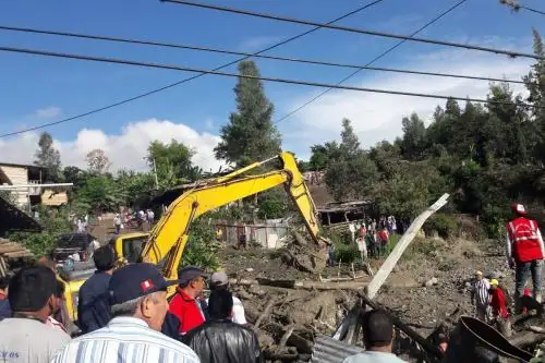 Con ayuda de maquinaria pesada se efectúan labores de limpieza en el distrito de Sóndor (Piura), donde en la víspera se activó y desbordó la quebrada Ongulo.