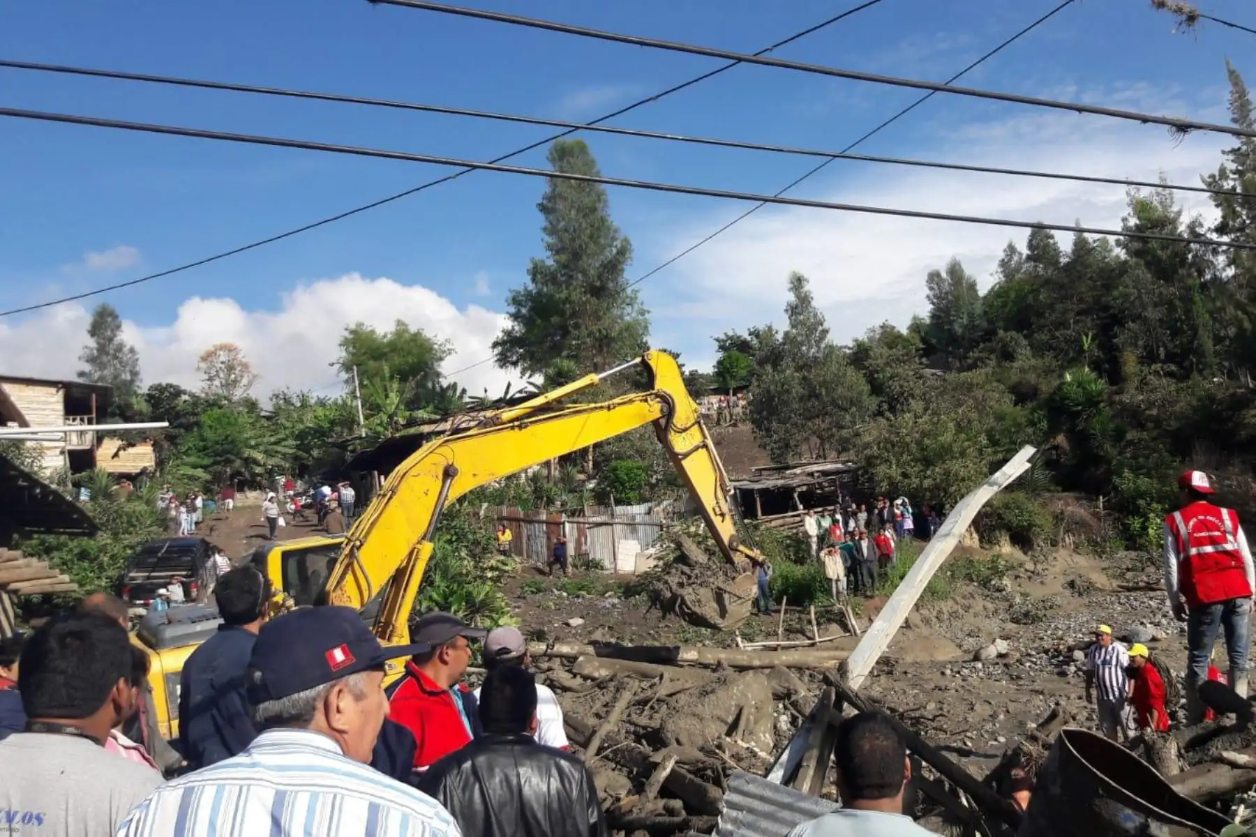 Con ayuda de maquinaria pesada se efectúan labores de limpieza en el distrito de Sóndor (Piura), donde en la víspera se activó y desbordó la quebrada Ongulo.