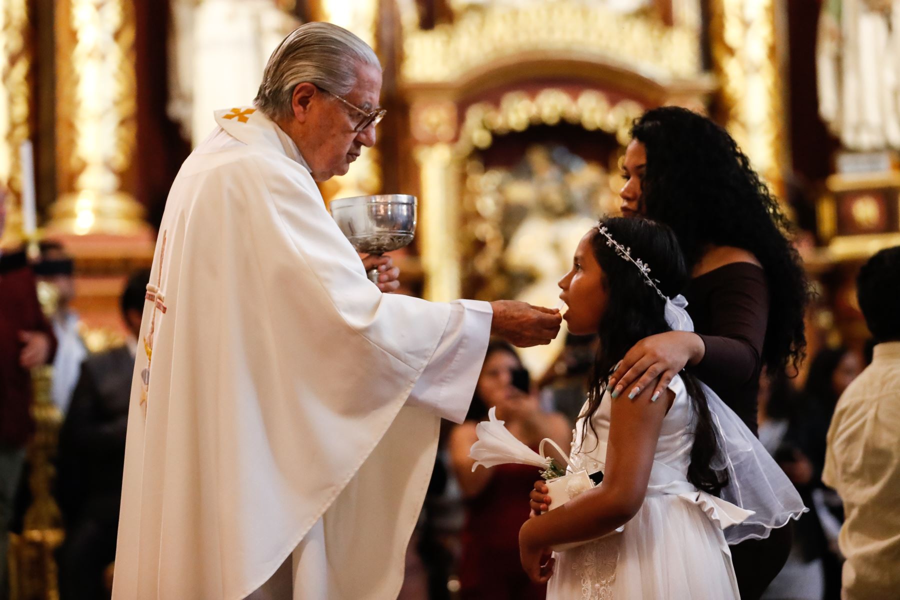 Celebración  de la Inmaculada Concepción con bautizos y primera comunión en las iglesias católicas del Perú. 
Foto: ANDINA/Renato Pajuelo