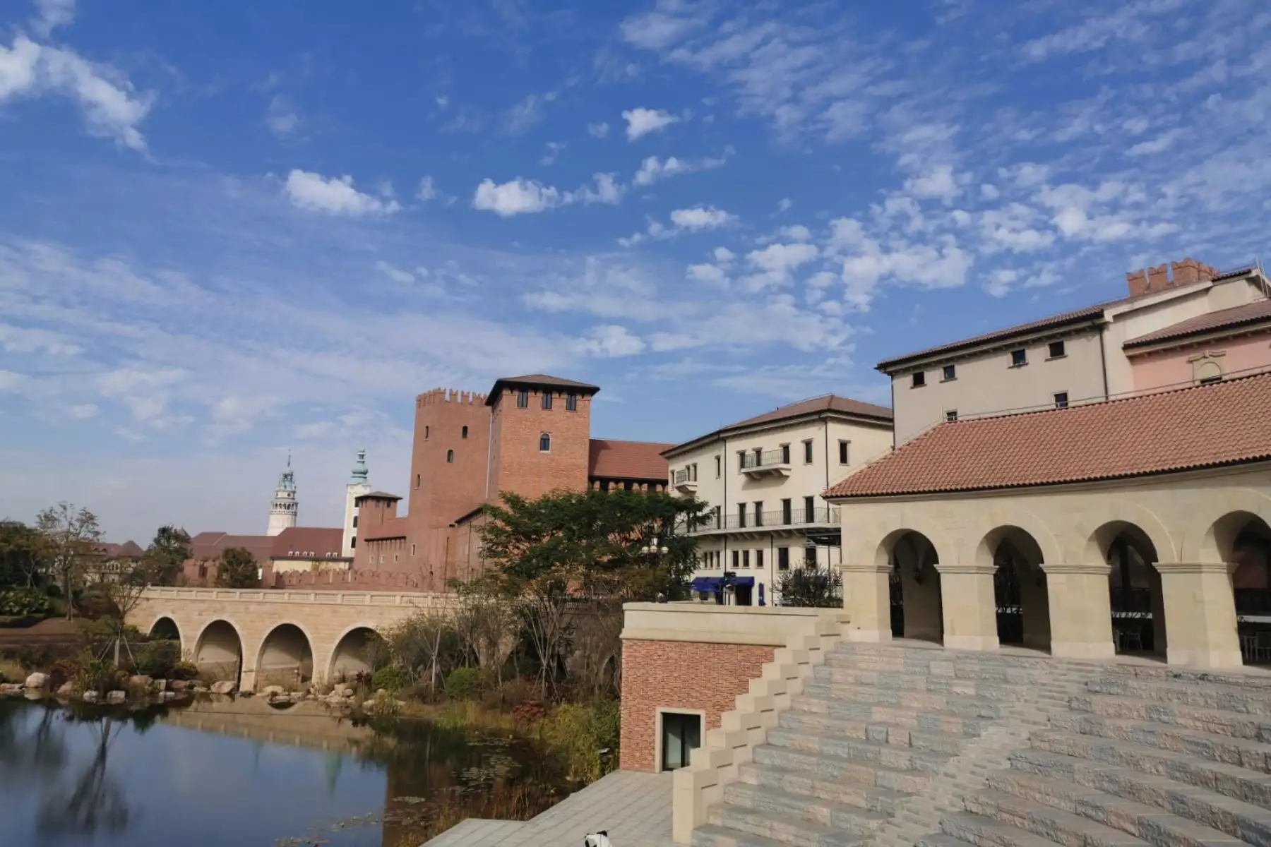 Viajar mas de 27 horas y hacer tres conexiones aeréas para llegar a Dongguan, ciudad ubicada al sur de China. llegando al Horn Campus o "Pueblo Europa".Lugar emblemático del Viejo Continente que es el centro de investigación y desarrollo tecnológico de Huawei. Foto:ANDINA/ Rodolfo Espinal