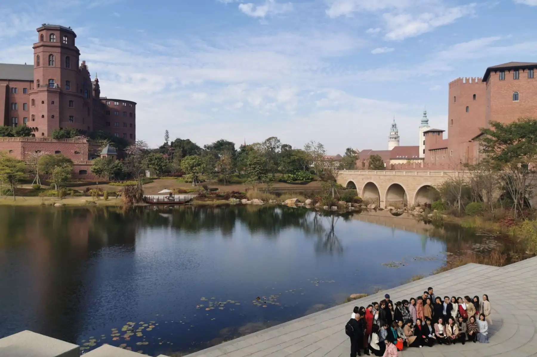 Viajar mas de 27 horas y hacer tres conexiones aeréas para llegar a Dongguan, ciudad ubicada al sur de China. llegando al Horn Campus o "Pueblo Europa".Lugar emblemático del Viejo Continente que es el centro de investigación y desarrollo tecnológico de Huawei. Foto:ANDINA/ Rodolfo Espinal