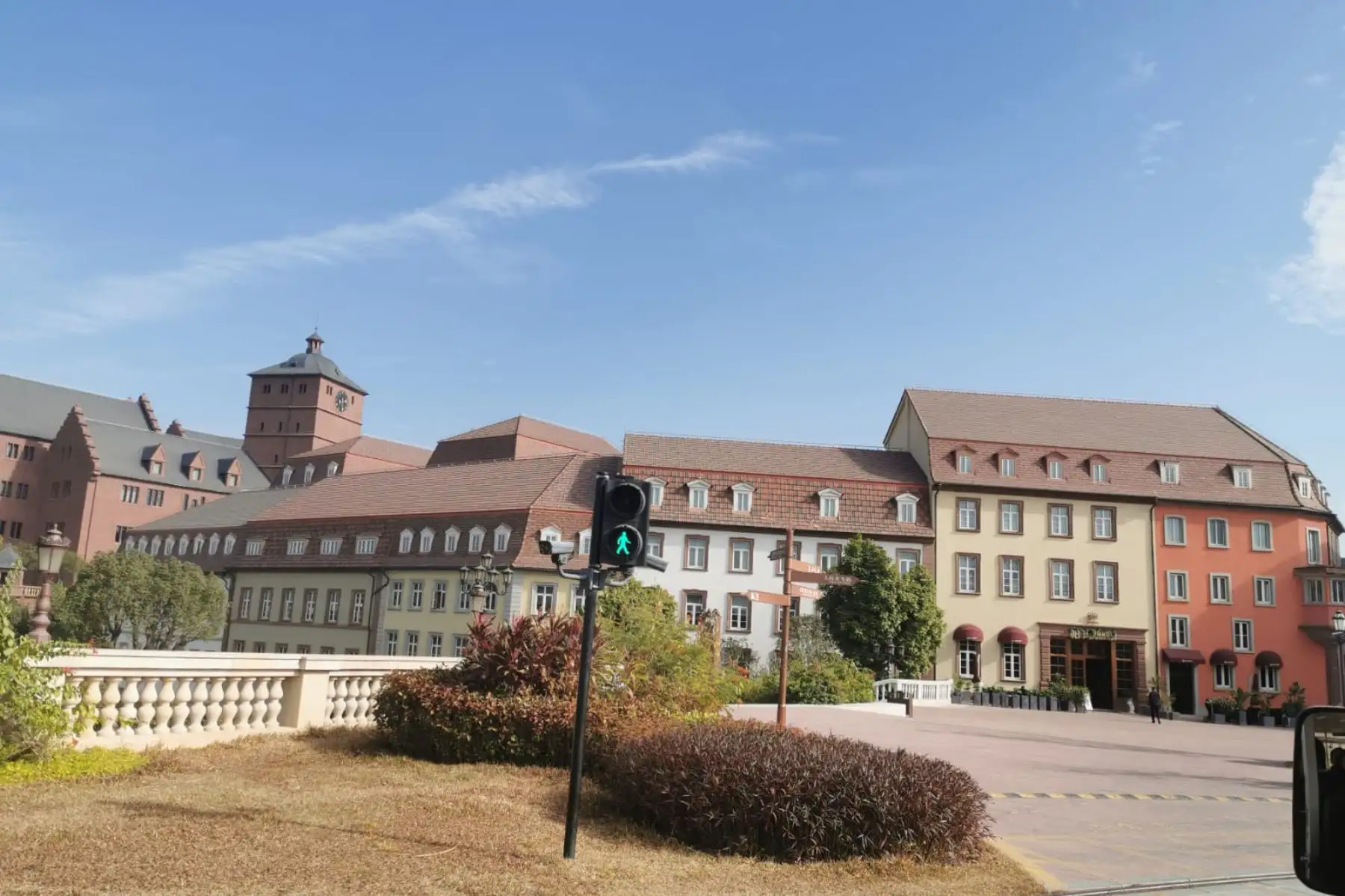 Viajar mas de 27 horas y hacer tres conexiones aeréas para llegar a Dongguan, ciudad ubicada al sur de China. llegando al Horn Campus o "Pueblo Europa".Lugar emblemático del Viejo Continente que es el centro de investigación y desarrollo tecnológico de Huawei. Foto:ANDINA/ Rodolfo Espinal