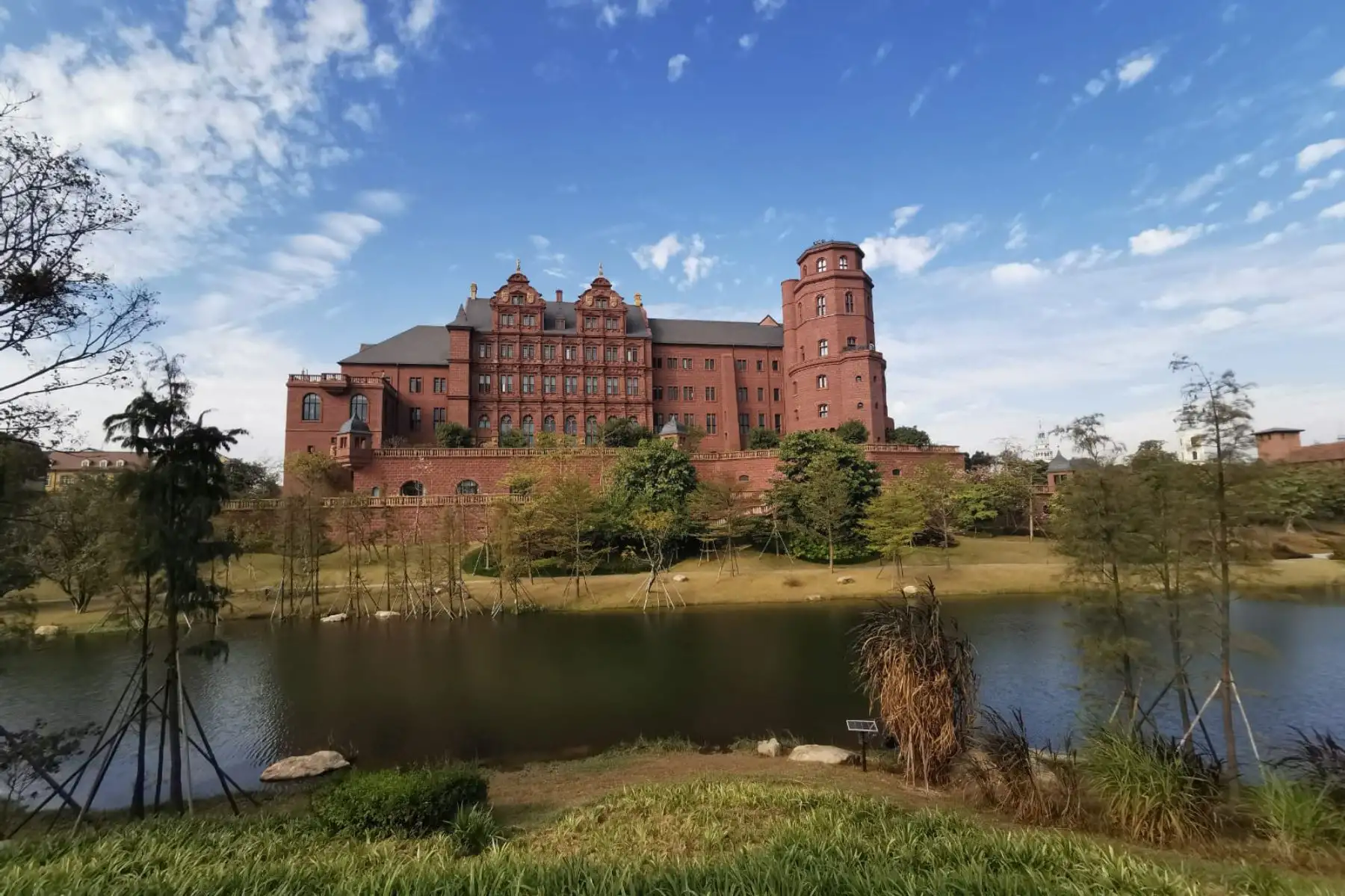 Viajar mas de 27 horas y hacer tres conexiones aeréas para llegar a Dongguan, ciudad ubicada al sur de China. llegando al Horn Campus o "Pueblo Europa".Lugar emblemático del Viejo Continente que es el centro de investigación y desarrollo tecnológico de Huawei Foto:ANDINA/ Rodolfo Espinal