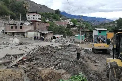 Con apoyo de maquinaria pesada trabajan en la atención de emergencia en Huancabamba, en Piura. INTERNET/Medios