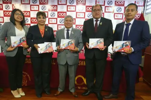 Nadia y Max, biólogos sanmarquinos que han conseguido premios para el Perú, flanquean a las autoridades de la Decana de América. Foto: ANDINA/Héctor Vinces