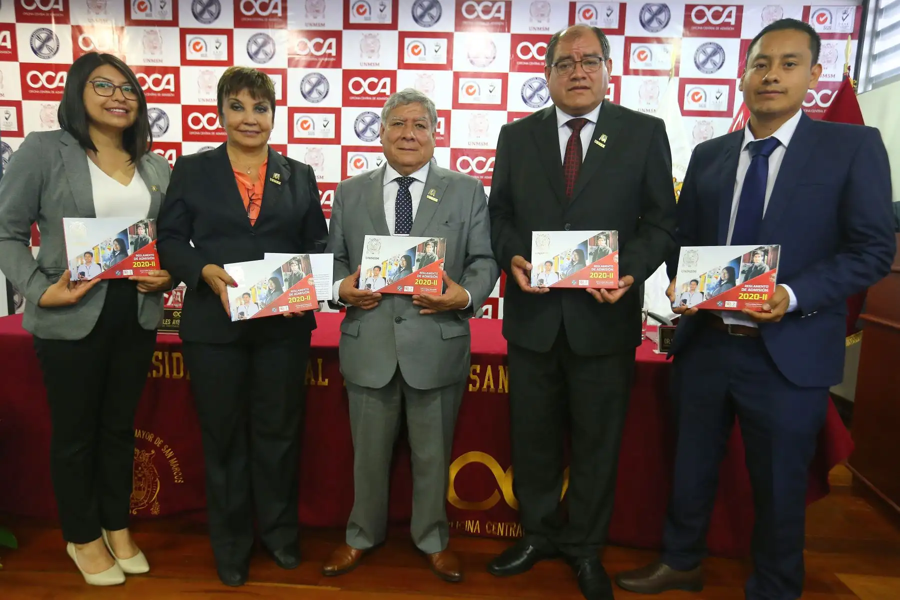 Nadia y Max, biólogos sanmarquinos que han conseguido premios para el Perú, flanquean a las autoridades de la Decana de América. Foto: ANDINA/Héctor Vinces