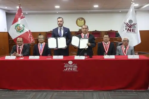 Embajador de la Unión Europea en el Perú, Diego Mellado y titular del Jurado Nacional de Elecciones, Víctor Postigo, tras firmar el acuerdo para la llegada de Misión de Observación Electoral. Foto: Difusión.