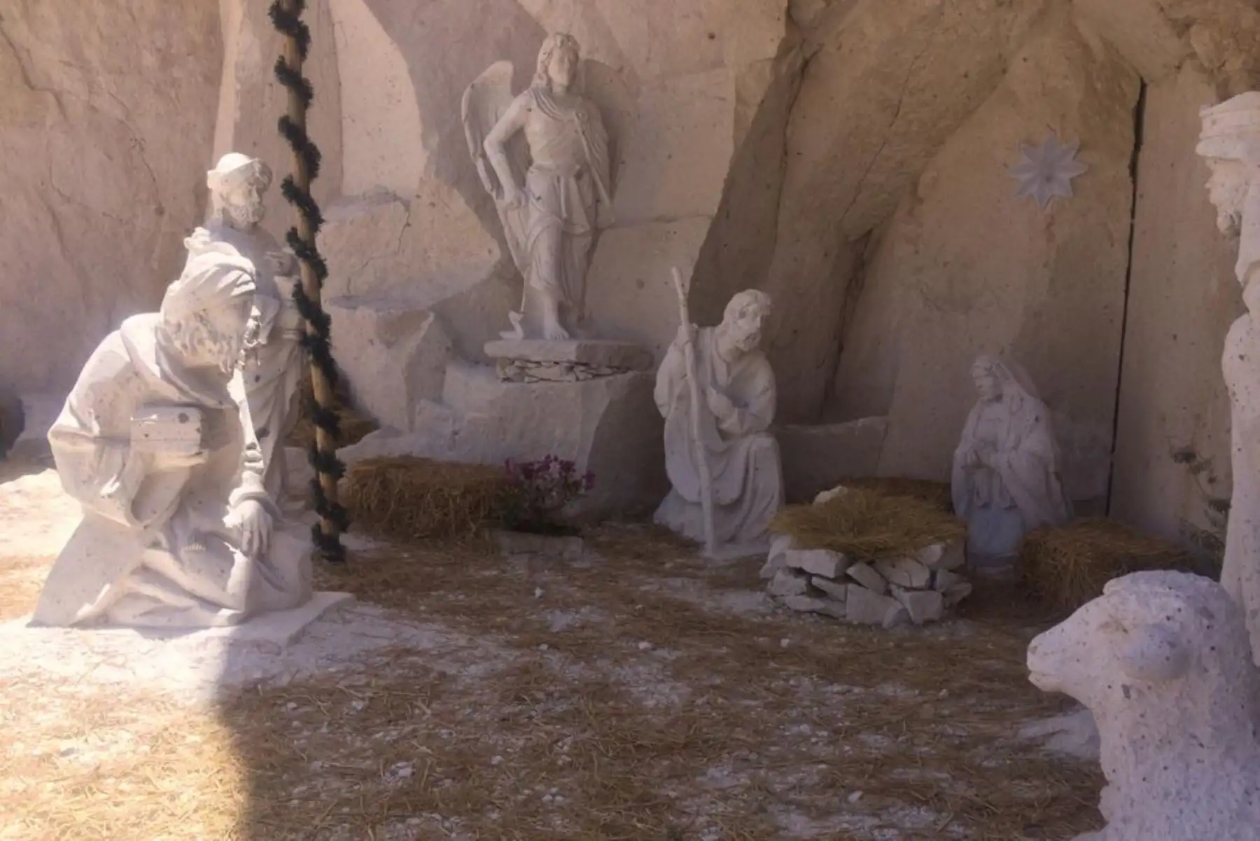 Un nacimiento tallado en sillar en tamaño natural es exhibido en las canteras de sillar de Añashuayco, ubicadas en el distrito de Cerro Colorado, región Arequipa.