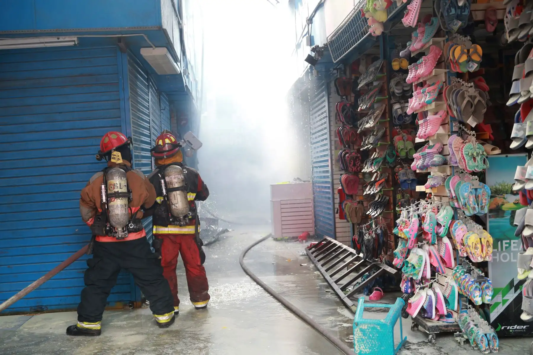Incendio en Galería Plaza Azul, en el cercado de Lima,movilizo mas de quince unidades de bomberos que lograron controlar el fuego. Foto: ANDINA/Jhony Laurente