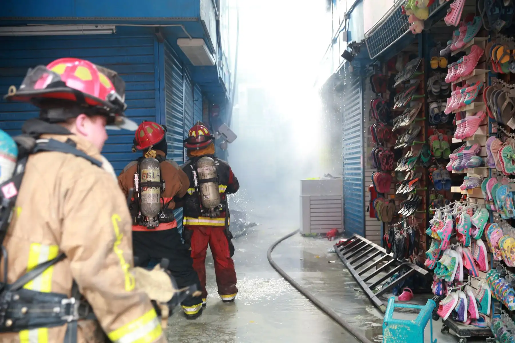 Incendio en Galería Plaza Azul, en el cercado de Lima,movilizo mas de quince unidades de bomberos que lograron controlar el fuego. Foto: ANDINA/Jhony Laurente