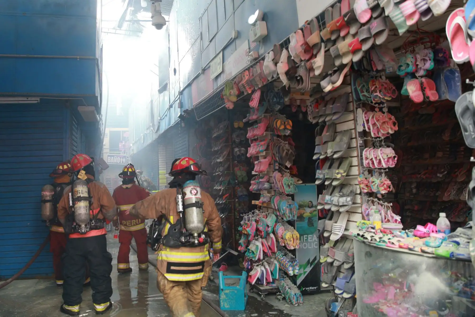 Incendio en Galería Plaza Azul, en el cercado de Lima,movilizo mas de quince unidades de bomberos que lograron controlar el fuego. Foto: ANDINA/Jhony Laurente