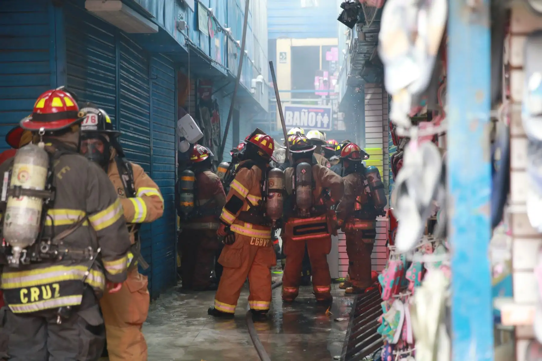 Incendio en Galería Plaza Azul, en el cercado de Lima,movilizo mas de quince unidades de bomberos que lograron controlar el fuego. Foto: ANDINA/Jhony Laurente