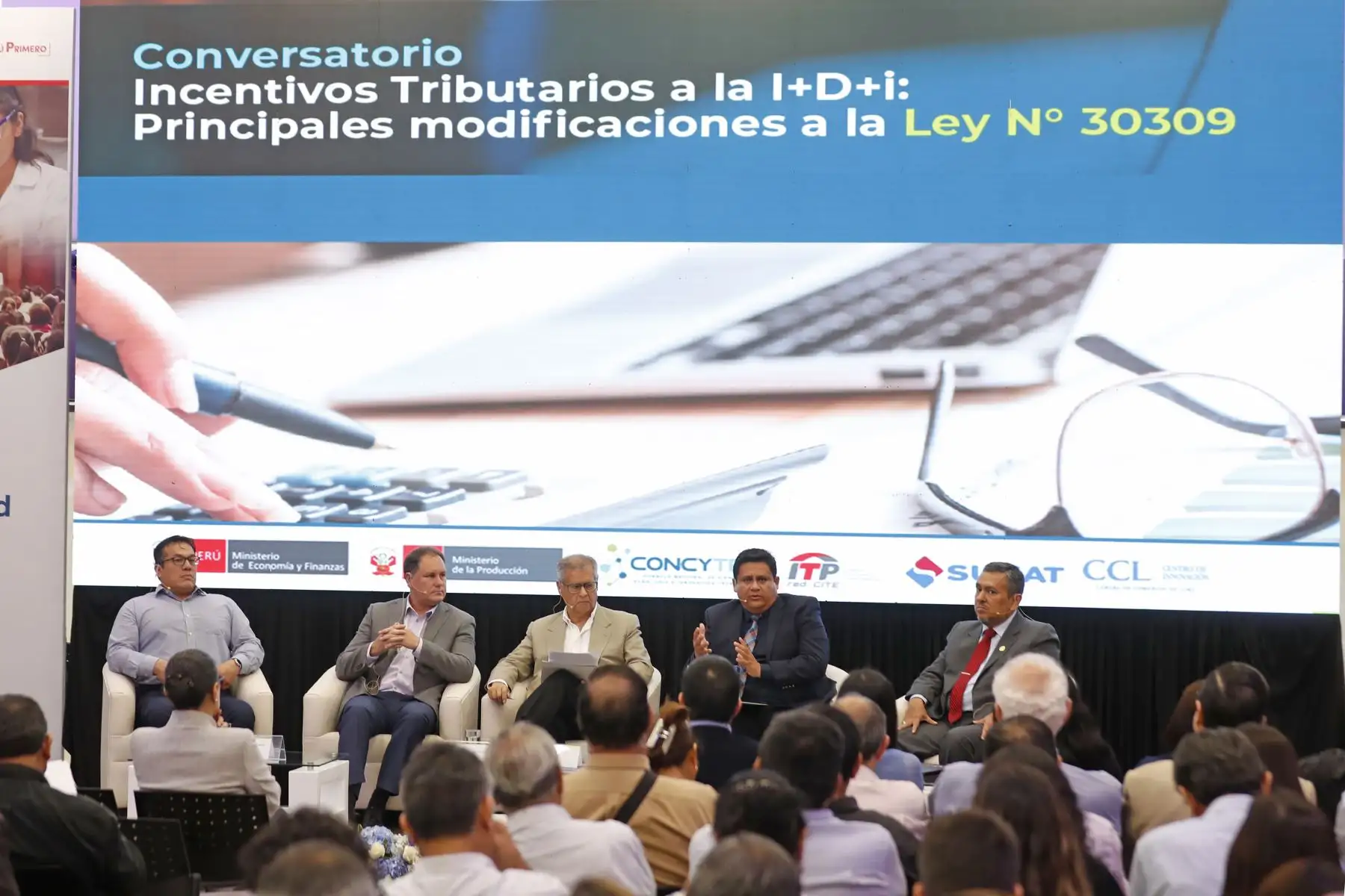 Sergio Rodríguez, director ejecutivo del ITP; Sergio Gamio de Ilender Perú; Henry Harman, director de programas políticas del Concytec; Heinner Guio de Inbiomedic y Domingo Neyra, gerente de Estrategias de la Sunat. Foto: ANDINA/Renato Pajuelo