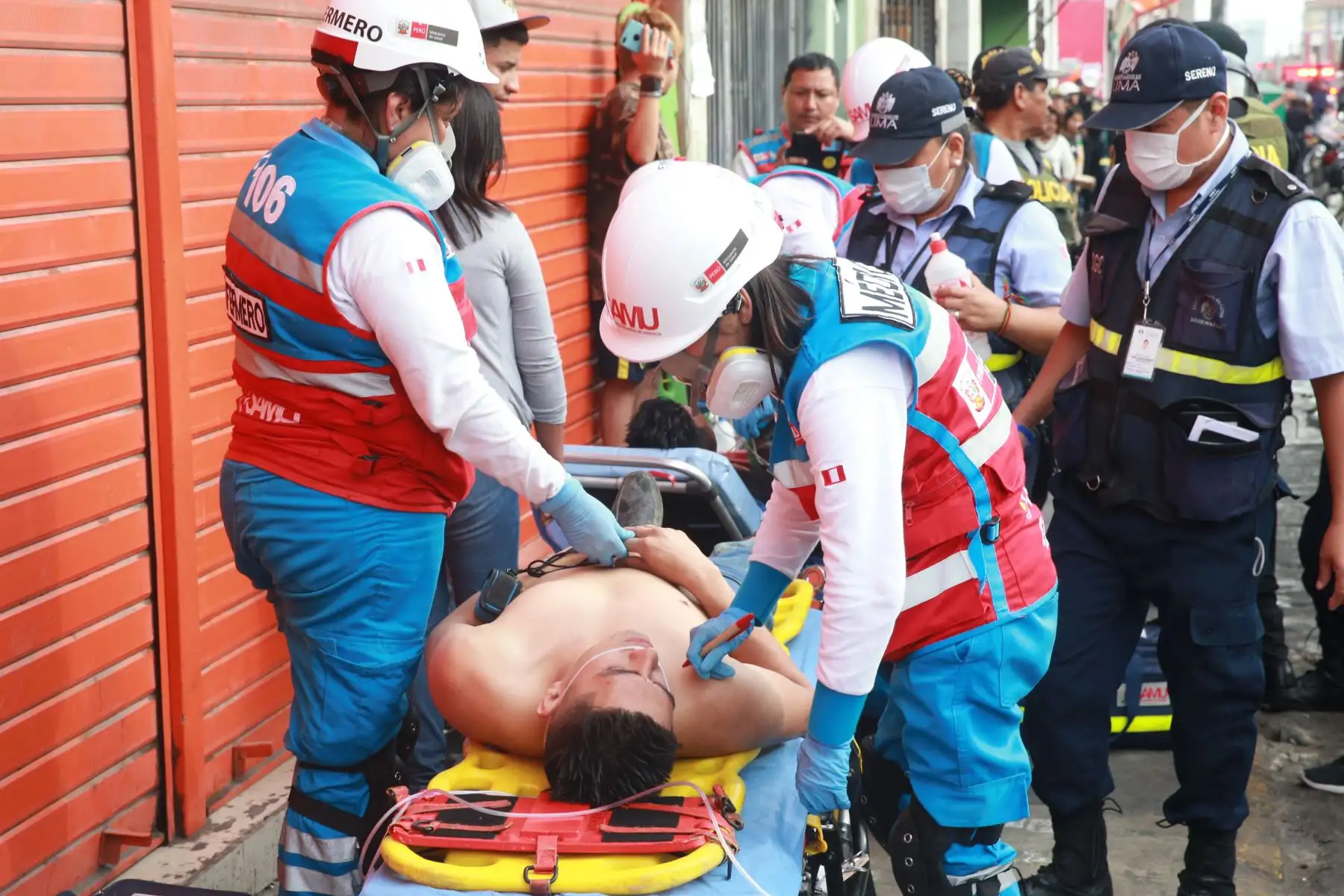 Dos personas fueron afectadas por la inhalación del humo durante el  incendio en Galería Plaza Azul, en el cercado de Lima,movilizo mas de quince unidades de bomberos que lograron controlar el fuego. Foto: ANDINA/Jhony Laurente