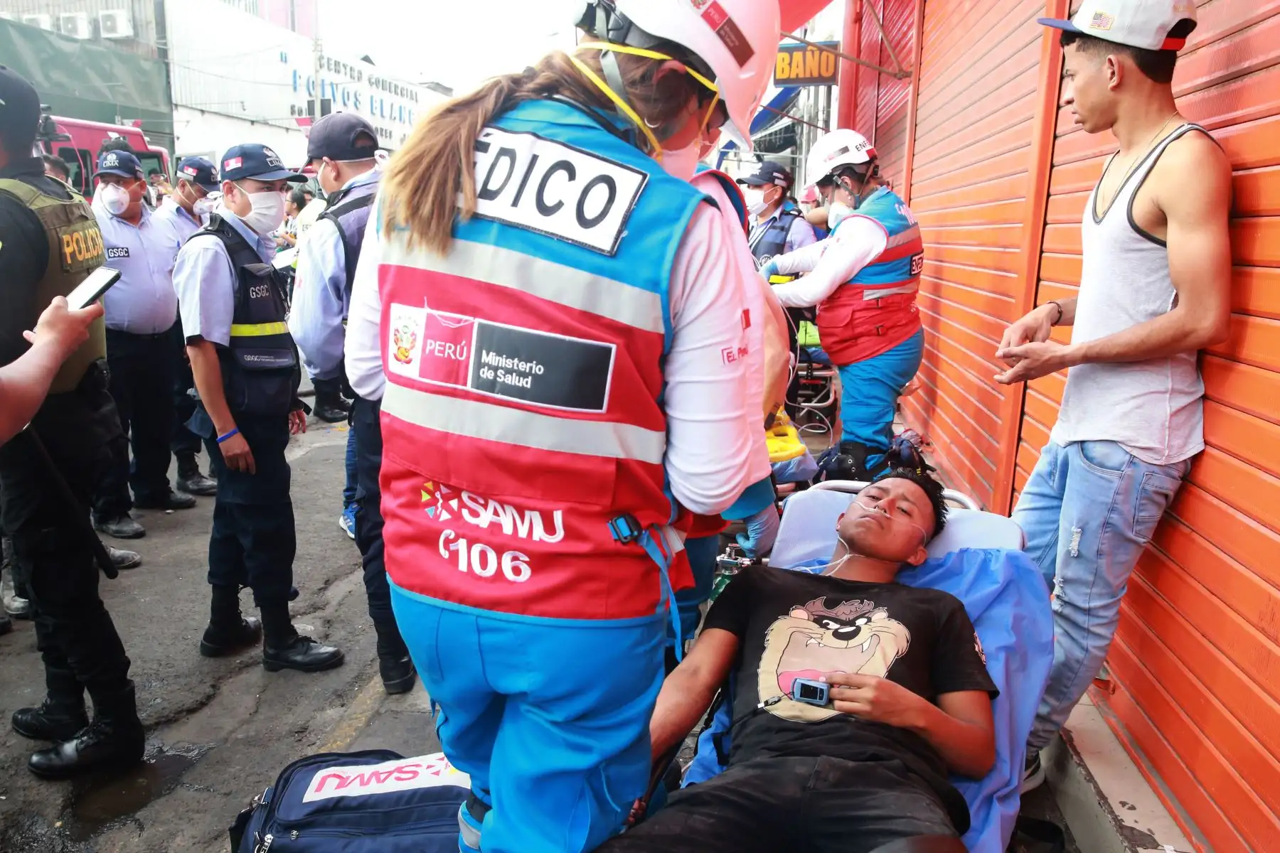 Dos personas fueron afectadas por la inhalación del humo durante el  incendio en Galería Plaza Azul, en el cercado de Lima,movilizo mas de quince unidades de bomberos que lograron controlar el fuego. Foto: ANDINA/Jhony Laurente