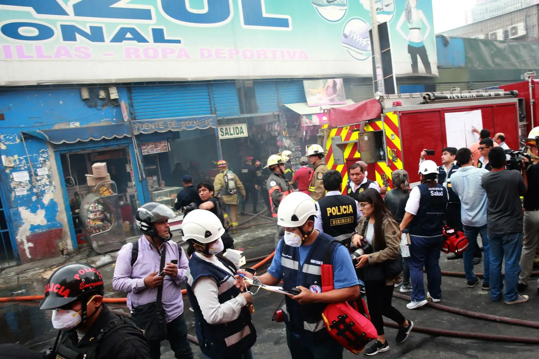 Paramedicos del SAMU, registran  estado de salud, de los afectados  durante el  incendio en Galería Plaza Azul, en el cercado de Lima,movilizo mas de quince unidades de bomberos que lograron controlar el fuego. Foto: ANDINA/Jhony Laurente