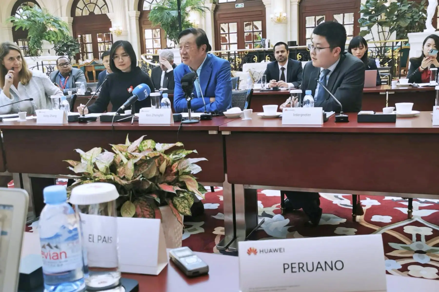 Conferencia de prensa  del fundador y CEO del gigante multinacional Huawei, Ren Zhengfei en Shenzhen, China. Foto: ANDINA/ Rodolfo Espinal Conferencia de prensa  del fundador y CEO del gigante multinacional Huawei, Ren Zhengfei en Shenzhen, China. Foto: ANDINA/ Rodolfo Espinal