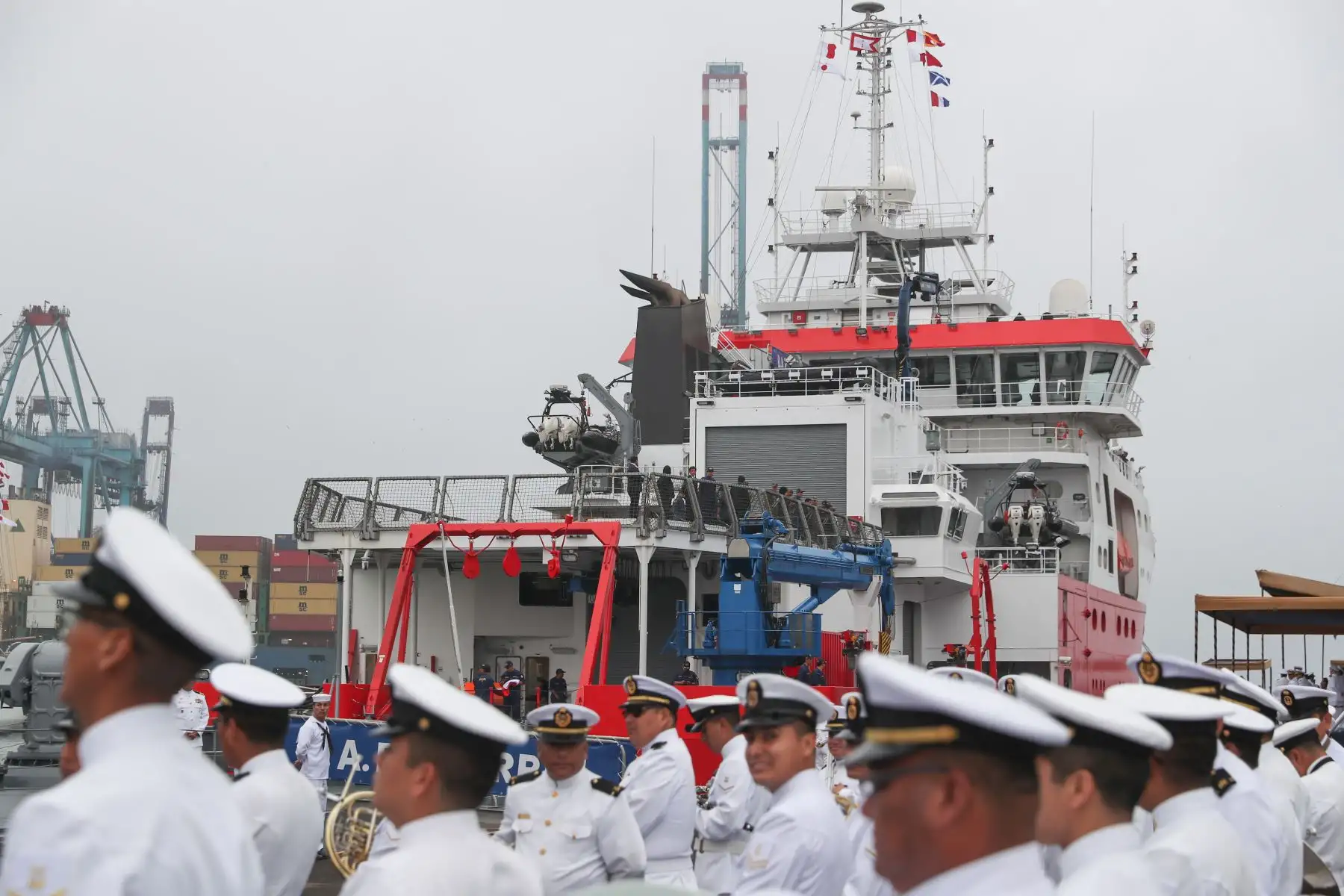 El Presidente de la república Martin Vizcarra, asiste a la ceremonia del zarpe del Buque Oceanográfico B.A.P. Carrasco a la Antártida. Foto: ANDINA/ MINDEF