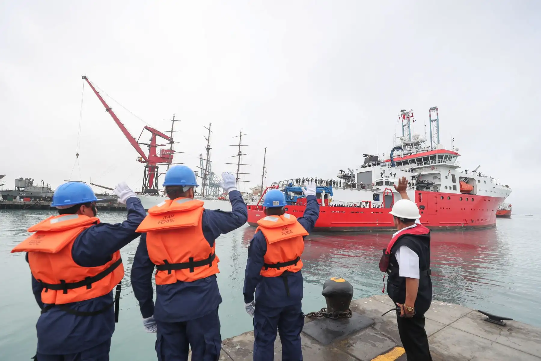 El Presidente de la república Martin Vizcarra, asiste a la ceremonia del zarpe del Buque Oceanográfico B.A.P. Carrasco a la Antártida. Foto: ANDINA/ MINDEF
